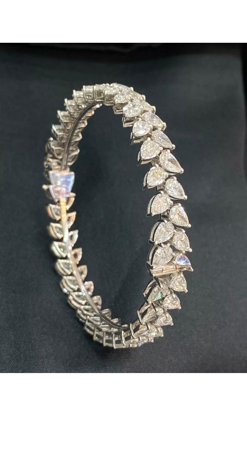 IGI Certified 23.00 Carat Pear Shape Natural Diamonds Gold Bracelet In New Condition For Sale In Massafra, IT