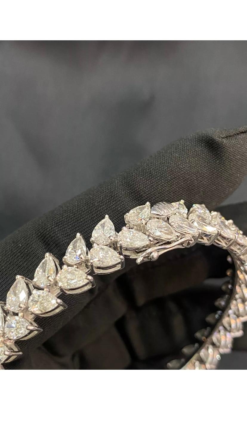 IGI Certified 23.00 Carat Pear Shape Natural Diamonds Gold Bracelet For Sale 1