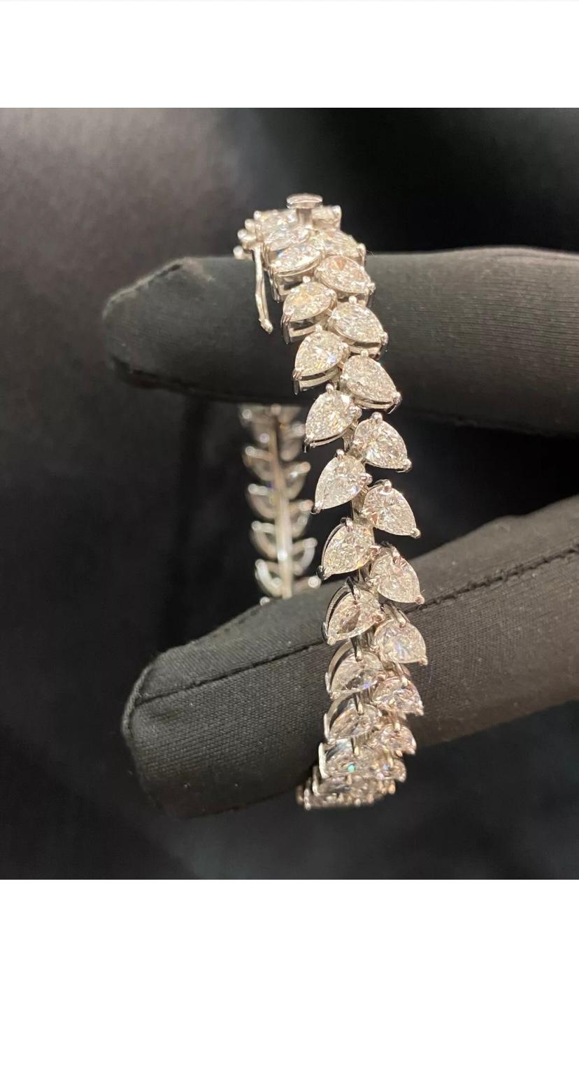 IGI Certified 23.00 Carat Pear Shape Natural Diamonds Gold Bracelet For Sale 2