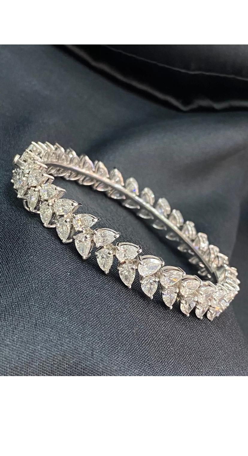 IGI Certified 23.00 Carat Pear Shape Natural Diamonds Gold Bracelet For Sale 3