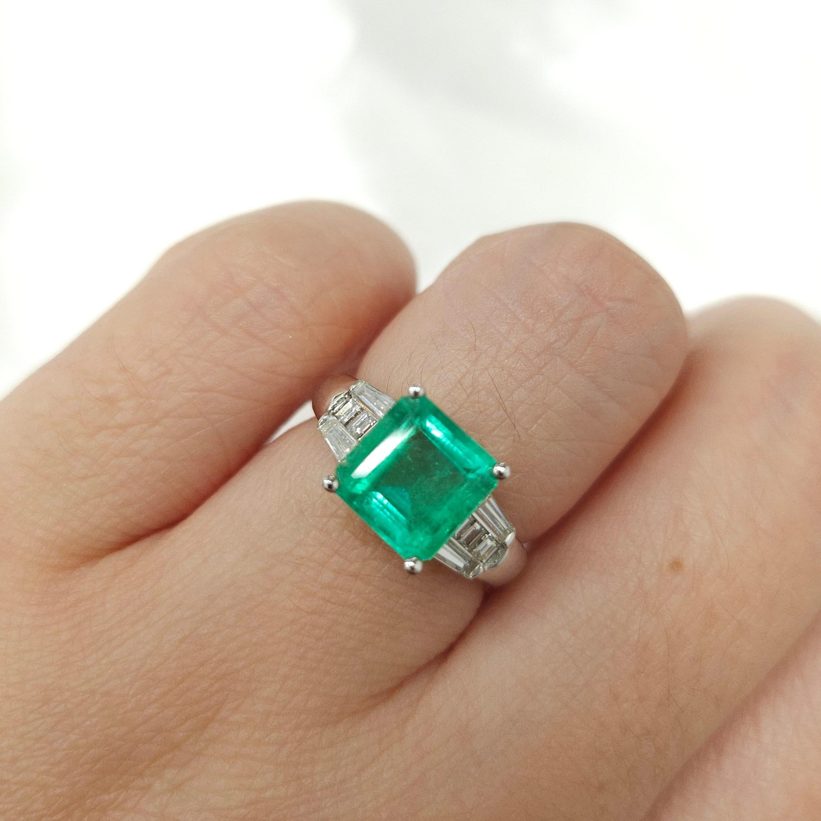 Voici un bijou époustouflant qui ne manquera pas de captiver et de laisser une impression durable - la bague en émeraude colombienne certifiée IGI de 2.32 carats. Cette bague exquise est ornée d'une émeraude d'un vert bleuté intense, réputée pour sa