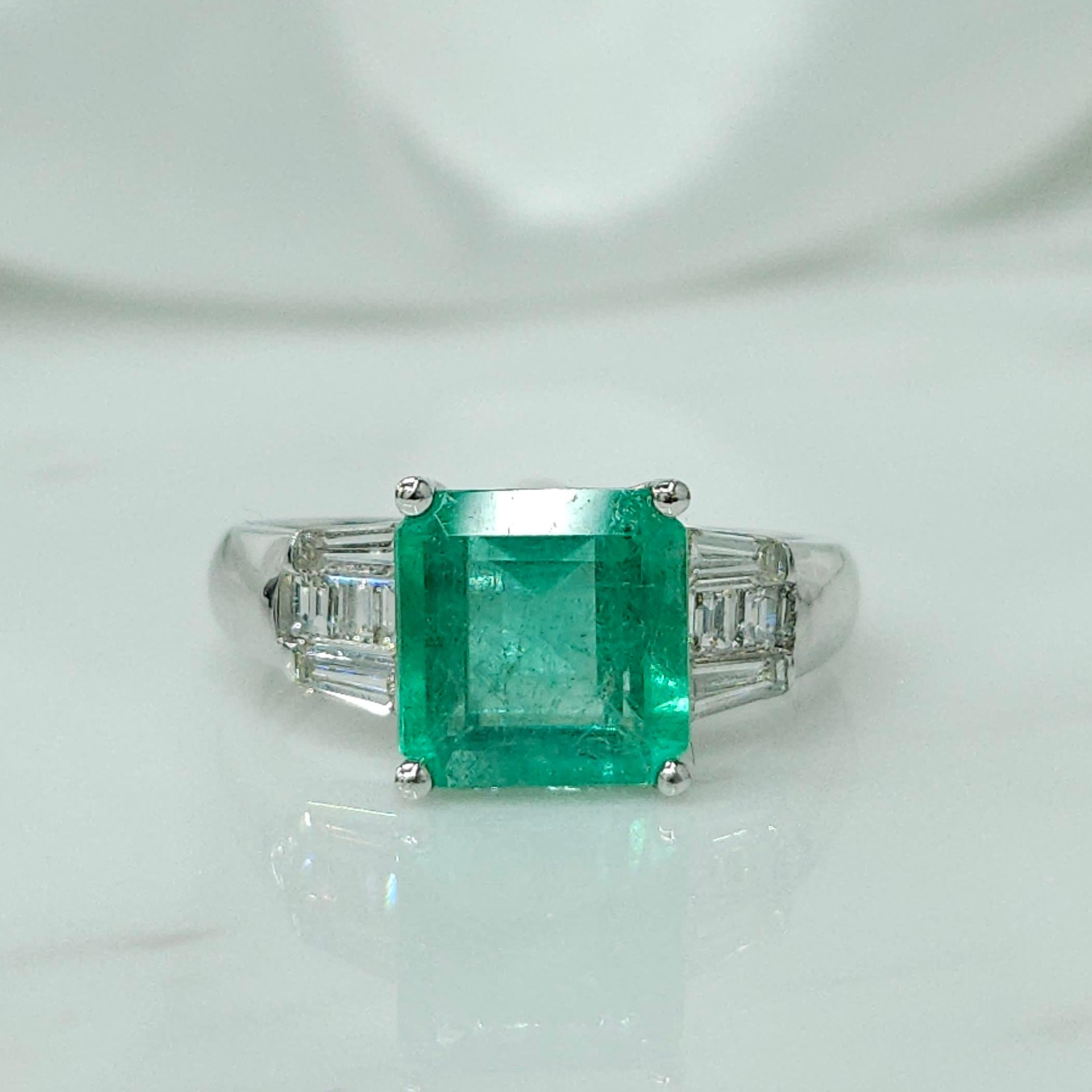 Taille émeraude Bague certifiée IGI, émeraude colombienne de 2,32 carats et diamants de 0,46 carat