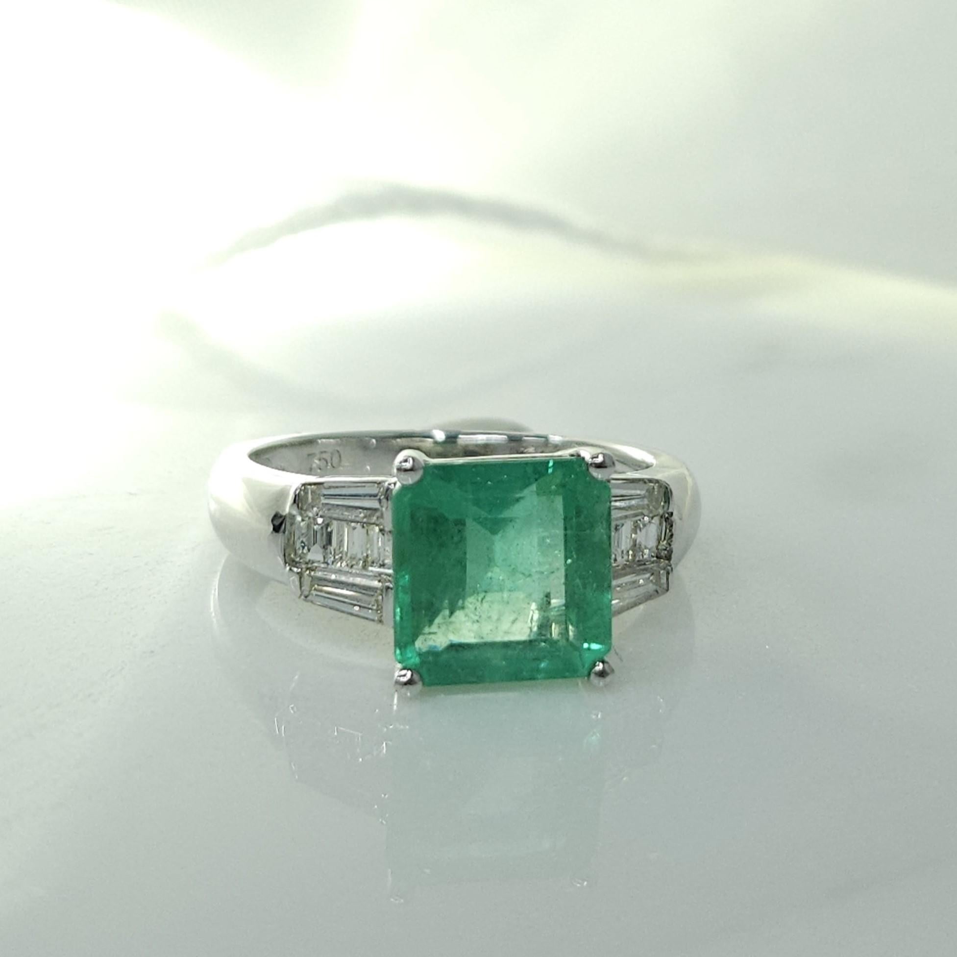 Bague certifiée IGI, émeraude colombienne de 2,32 carats et diamants de 0,46 carat Neuf à KOWLOON, HK