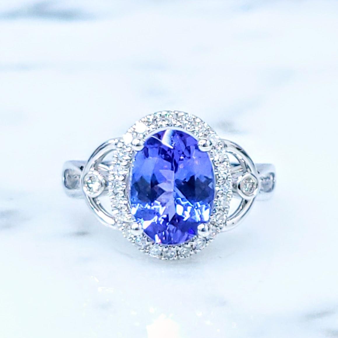 Soyez témoin de l'allure envoûtante de cette bague certifiée IGI, avec un poids total estimé de 2,49 carats de pierres précieuses, serties dans un élégant or blanc 18 carats. Cette pièce exceptionnelle est une vitrine de l'une des pierres précieuses