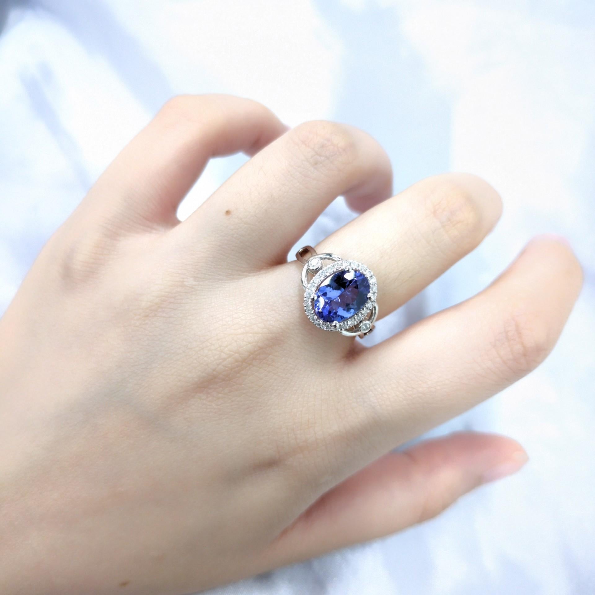 Moderne Bague en or blanc 18 carats certifiée IGI avec tanzanite et diamant de 2,32 carats en vente