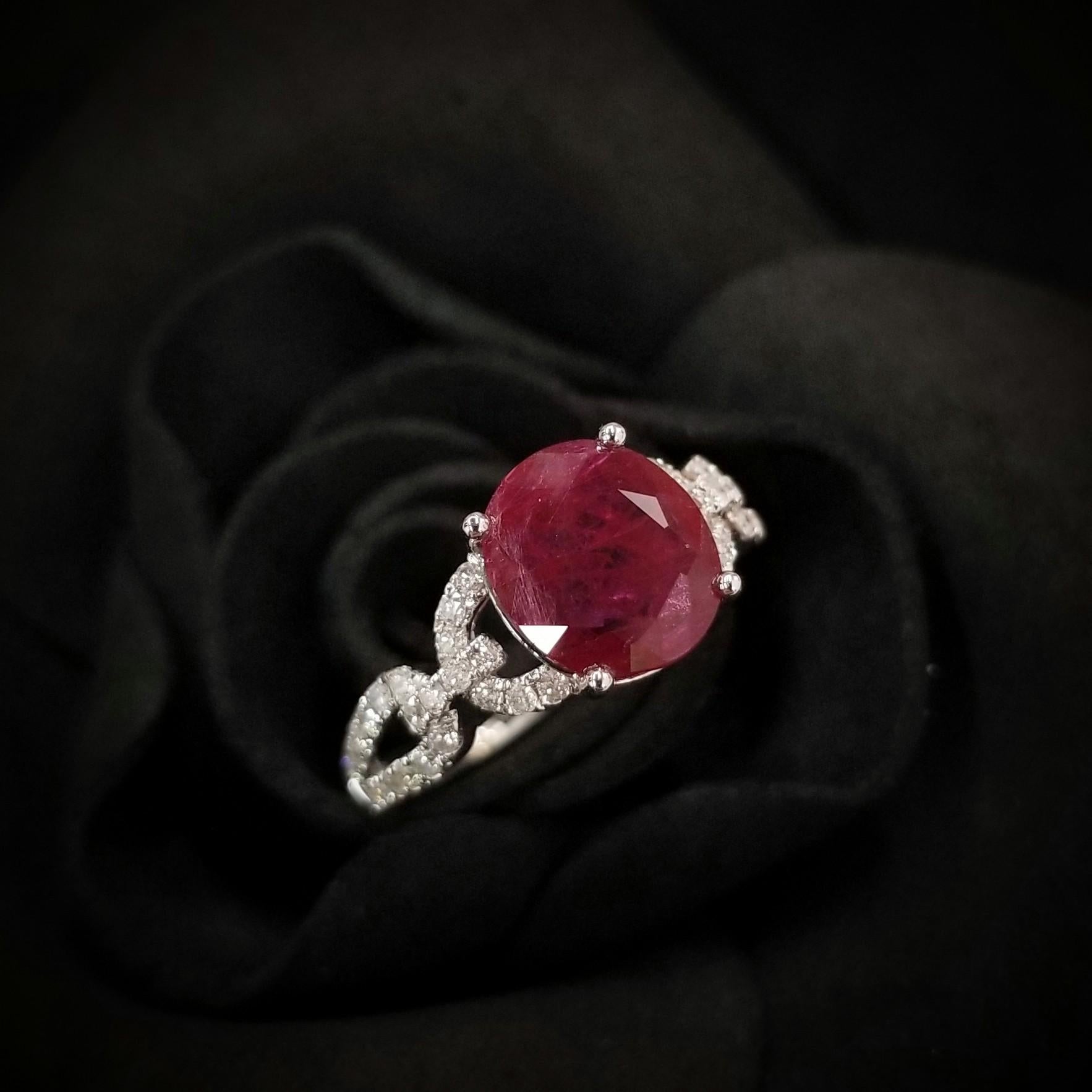 IGI Certified 2.33 Carat Red Ruby & Diamond Ring in 18K White Gold In New Condition For Sale In KOWLOON, HK