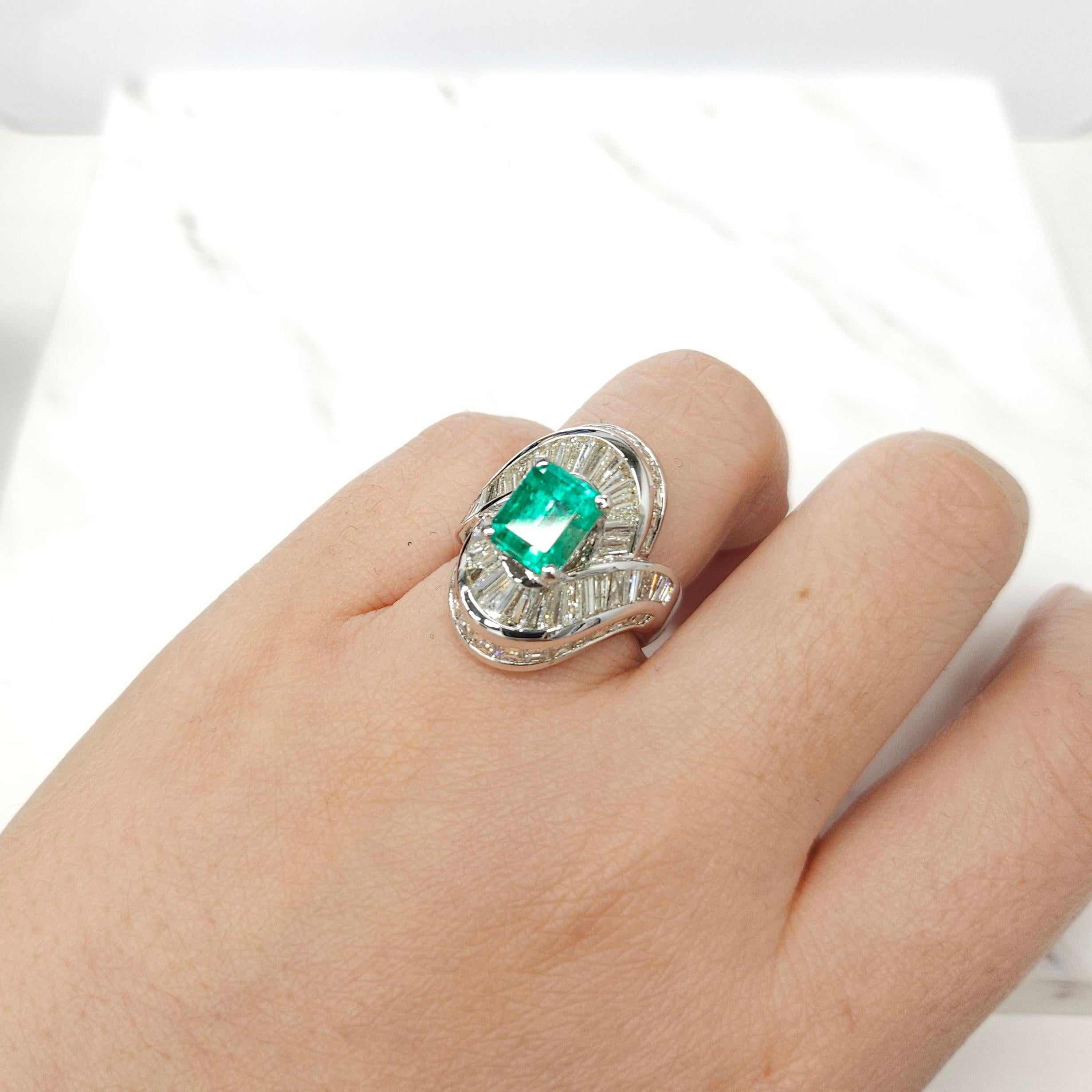 IGI certified 2.37 Carat Colombian Emerald & 3.98 Carat Diamond Ring  For Sale 4