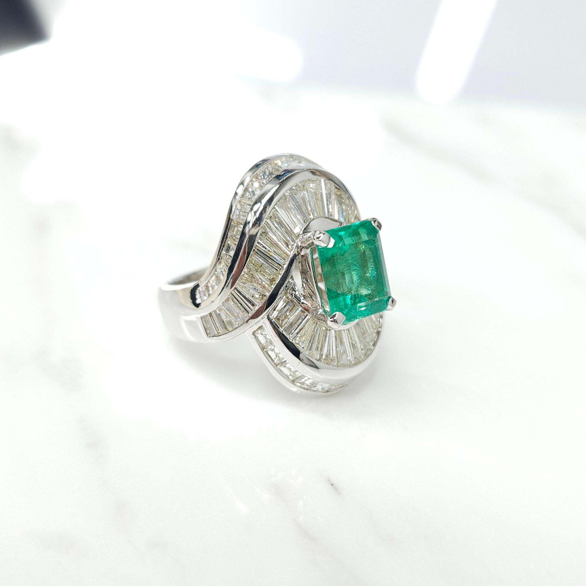 IGI certified 2.37 Carat Colombian Emerald & 3.98 Carat Diamond Ring  For Sale 5