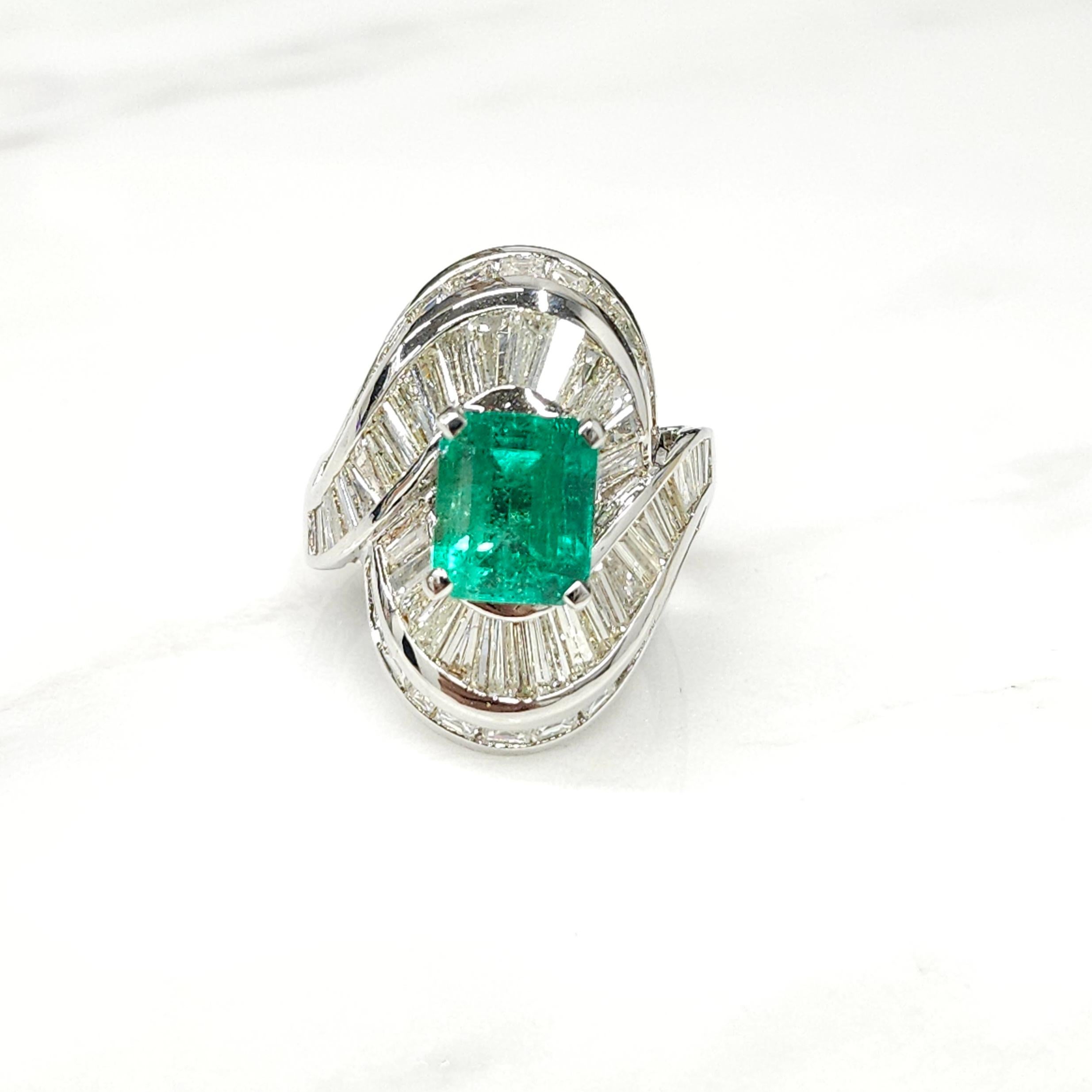 Art Deco IGI certified 2.37 Carat Colombian Emerald & 3.98 Carat Diamond Ring  For Sale