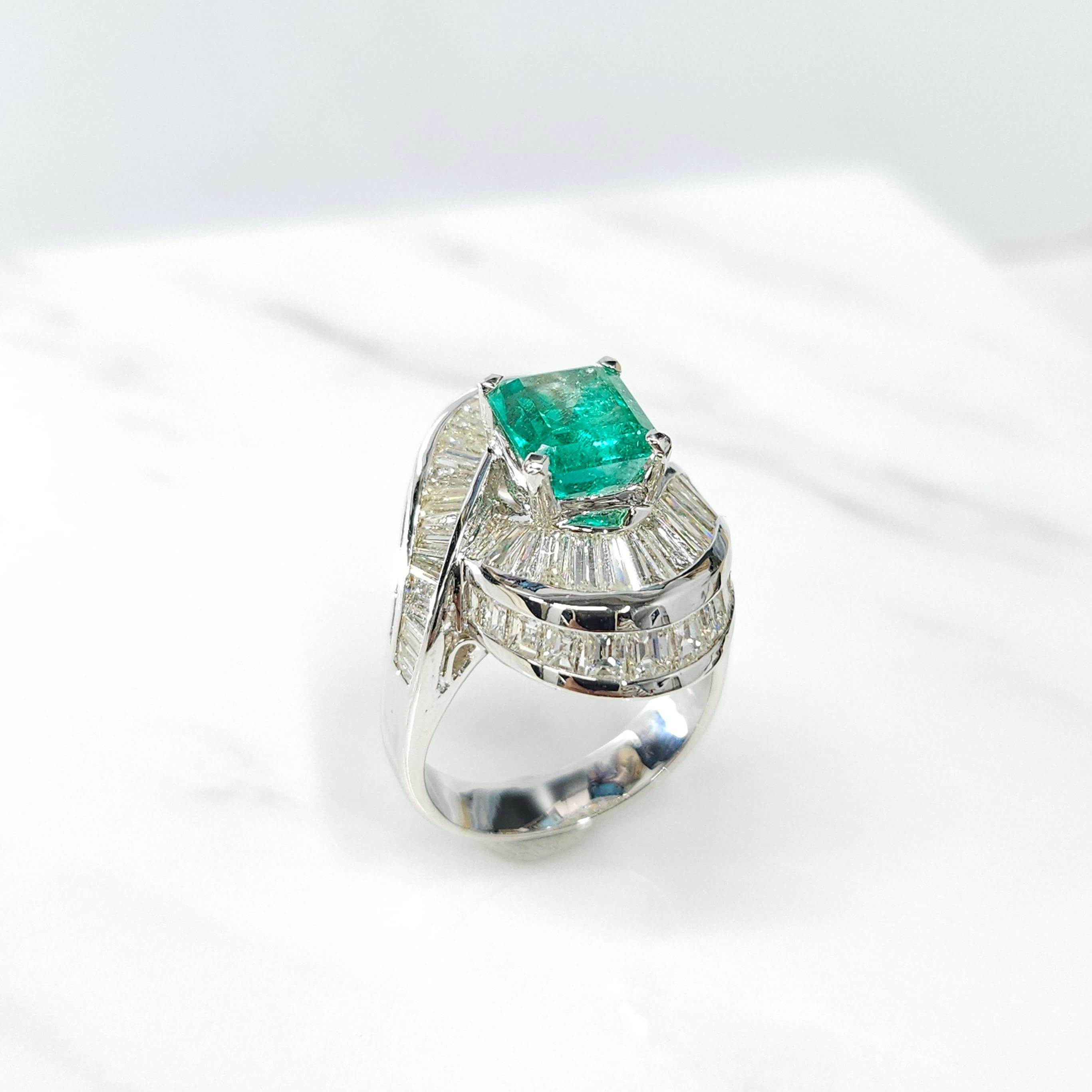 IGI certified 2.37 Carat Colombian Emerald & 3.98 Carat Diamond Ring  In New Condition For Sale In KOWLOON, HK
