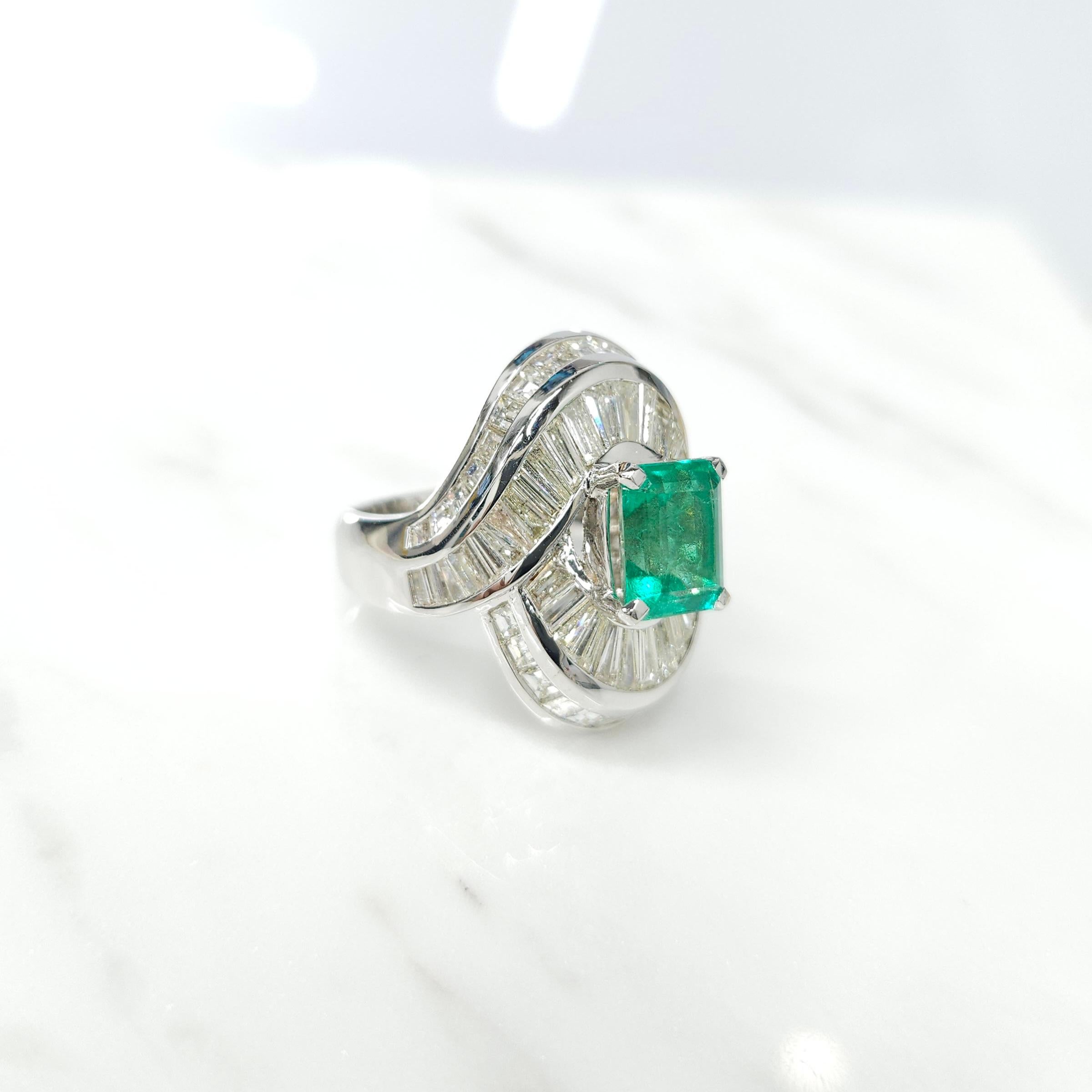 Women's IGI certified 2.37 Carat Colombian Emerald & 3.98 Carat Diamond Ring  For Sale