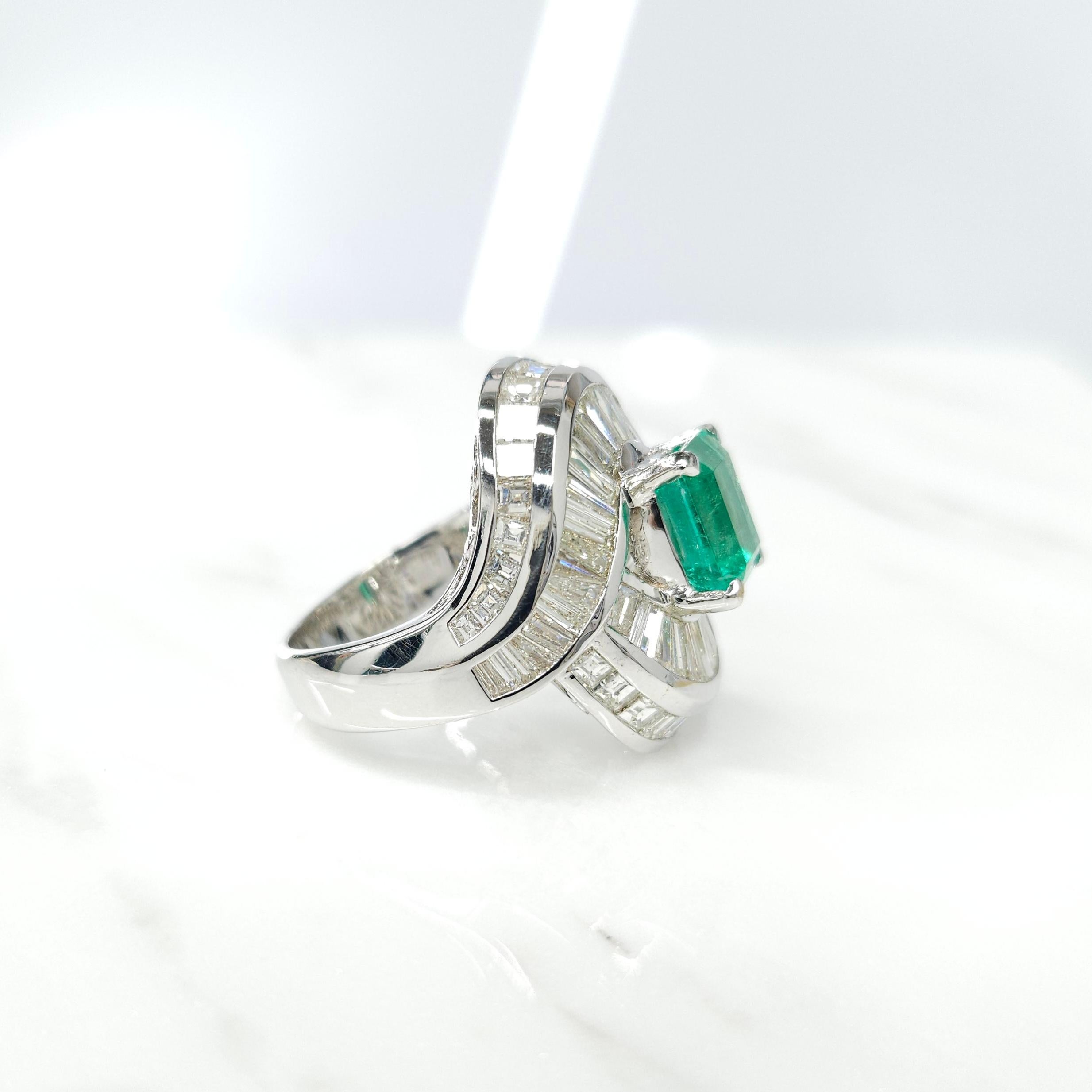 IGI certified 2.37 Carat Colombian Emerald & 3.98 Carat Diamond Ring  For Sale 1