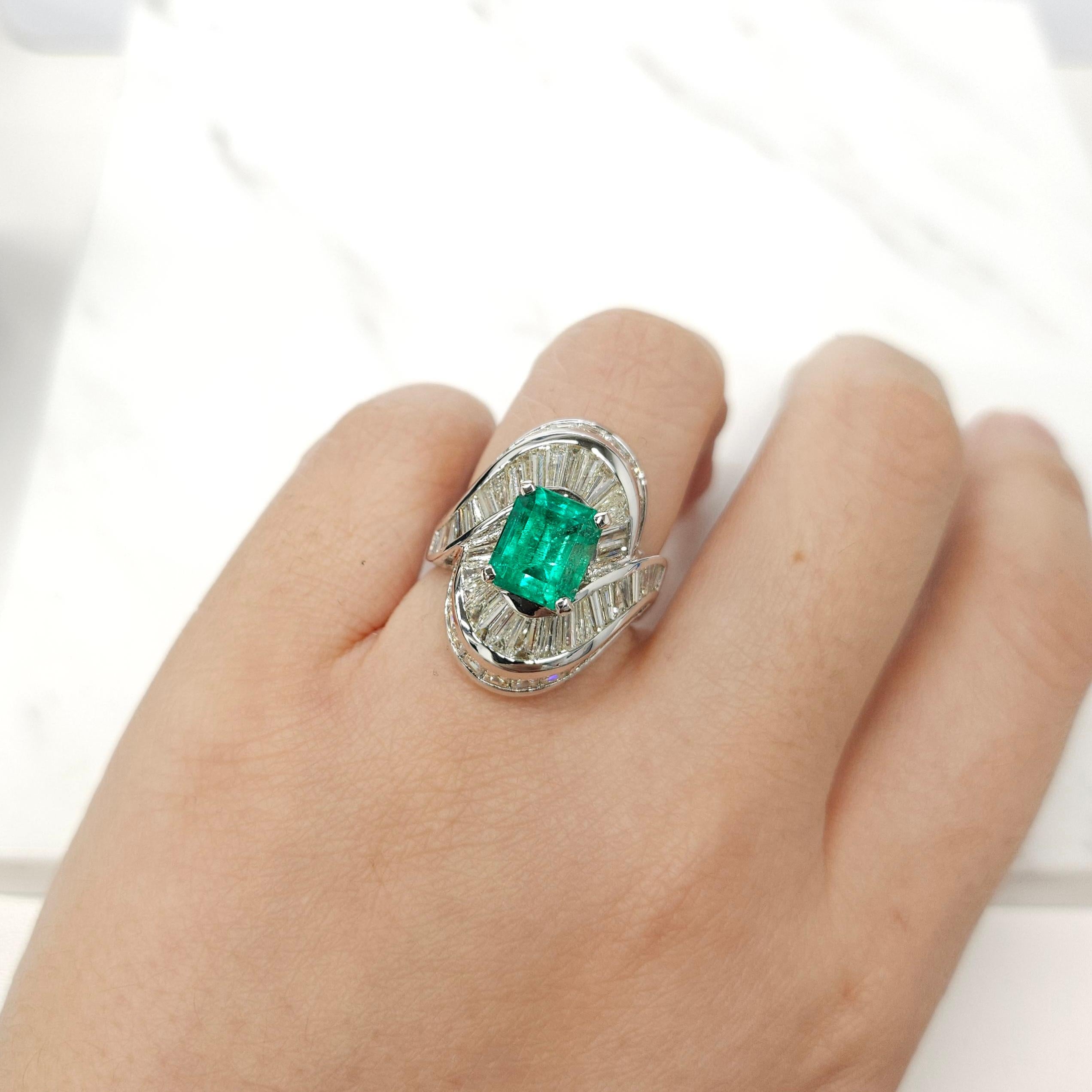 IGI certified 2.37 Carat Colombian Emerald & 3.98 Carat Diamond Ring  For Sale 3