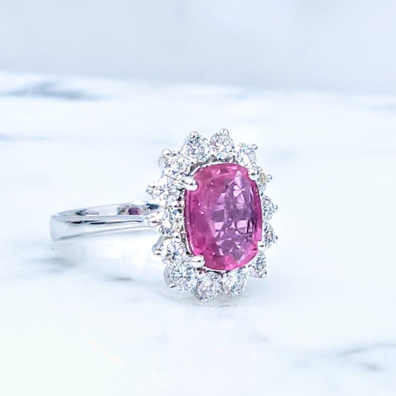 Bague en or blanc 18 carats certifiée IGI avec rubis et diamants de 2,37 carats en vente 4