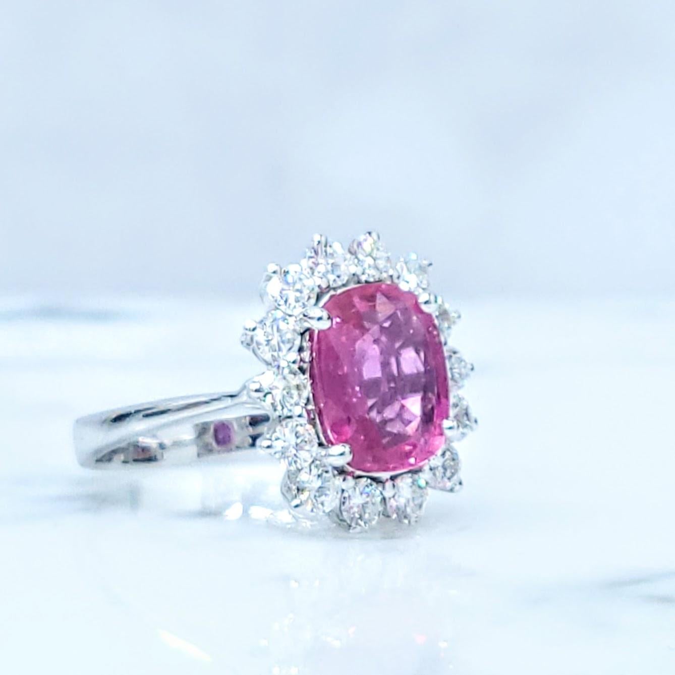 Bague en or blanc 18 carats certifiée IGI avec rubis et diamants de 2,37 carats en vente 5