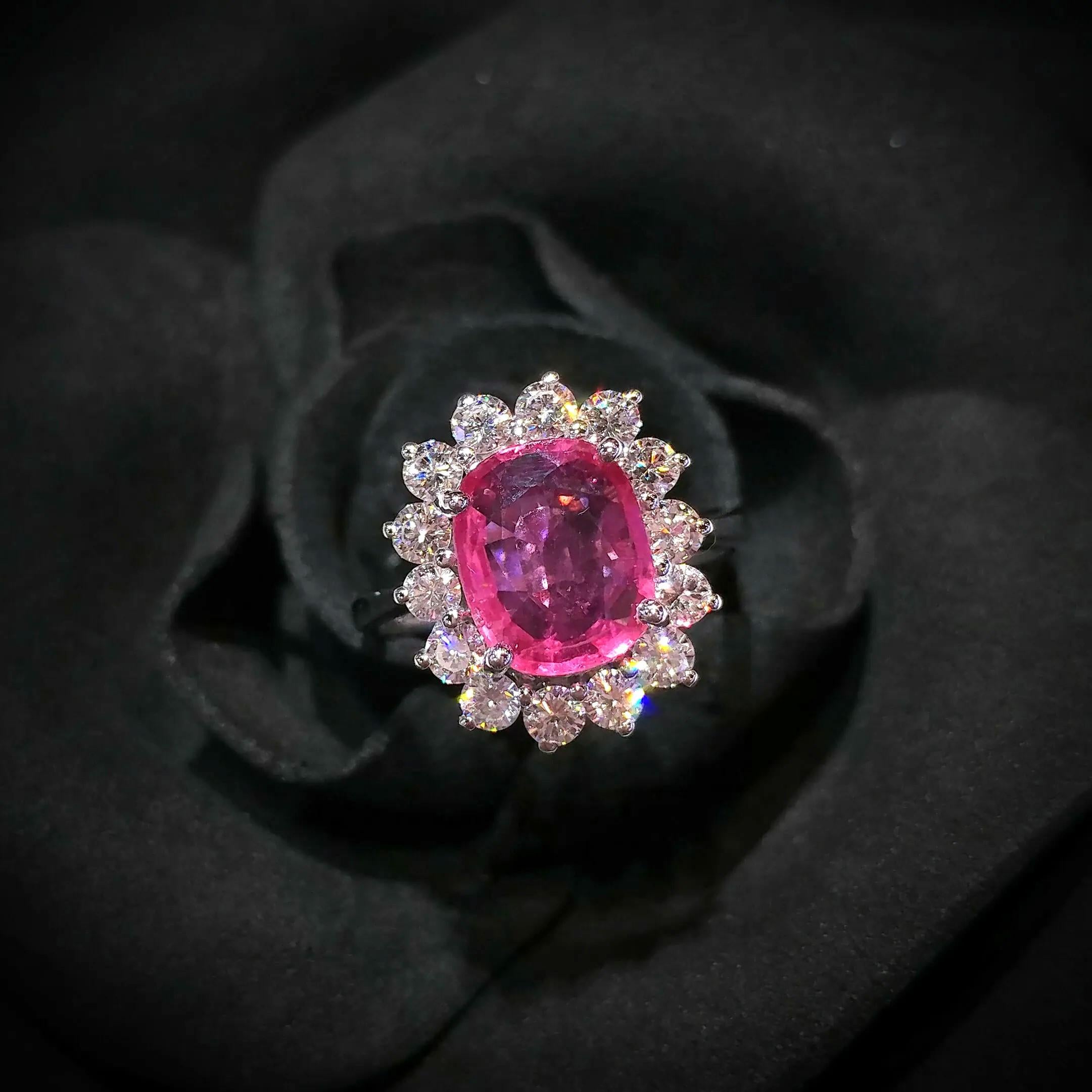 Bague en or blanc 18 carats certifiée IGI avec rubis et diamants de 2,37 carats en vente 6