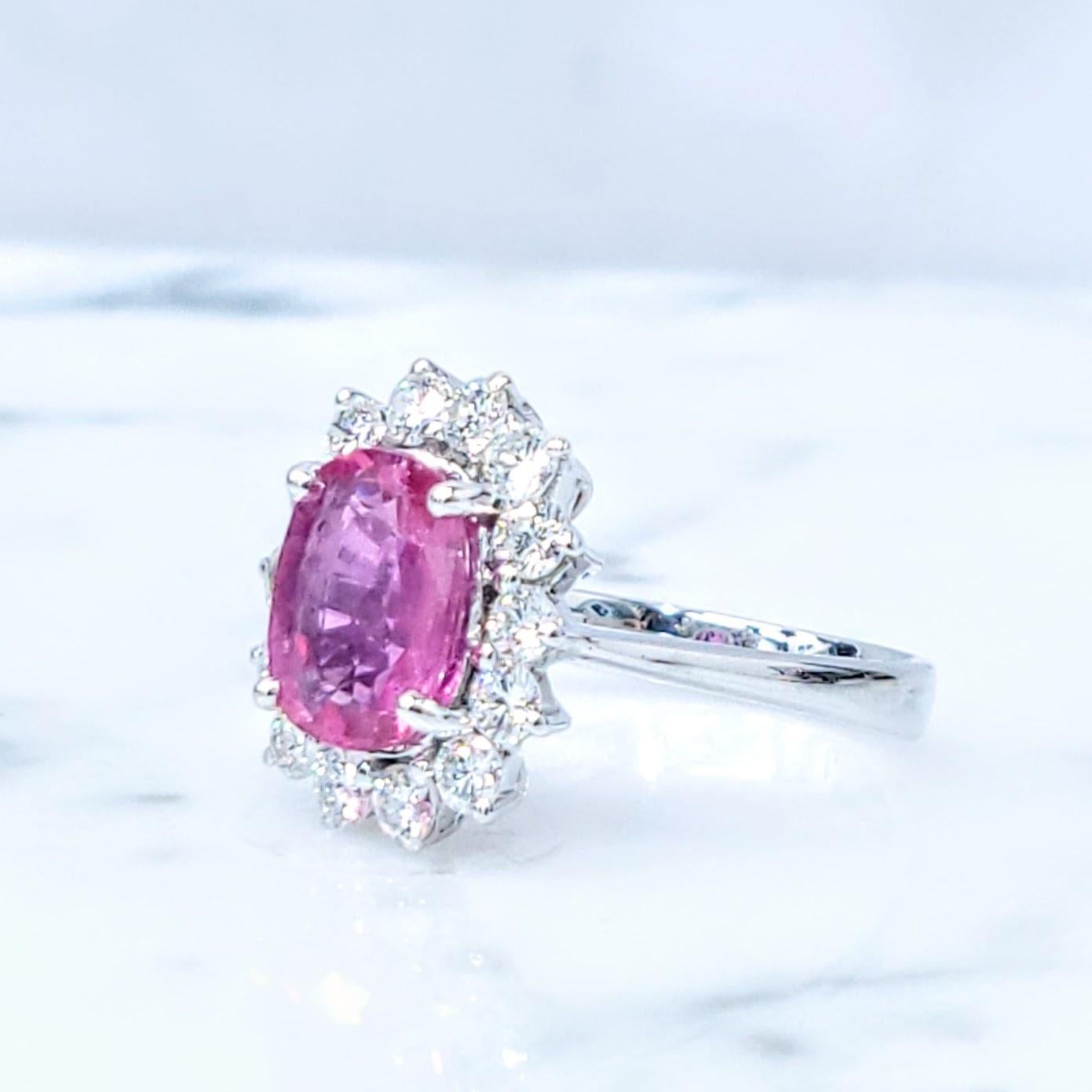 Bague en or blanc 18 carats certifiée IGI avec rubis et diamants de 2,37 carats en vente 1