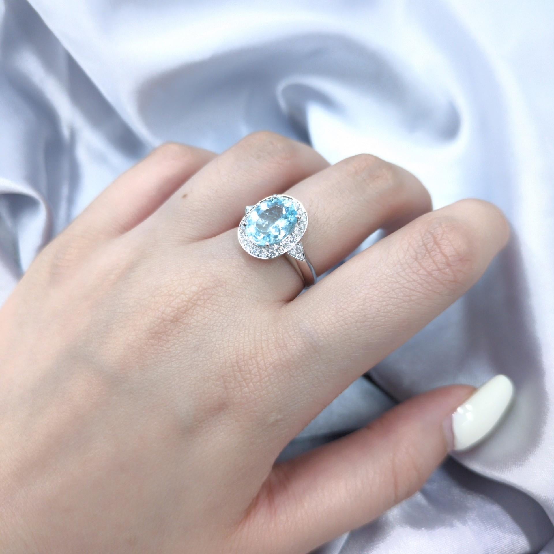 Questo spettacolare anello è un vero capolavoro di eleganza, realizzato in luminoso oro bianco 18 carati. Il cuore di questo gioiello è costituito da una tormalina Paraiba da 2,39 carati, tagliata in una classica forma ovale. La vibrante tonalità