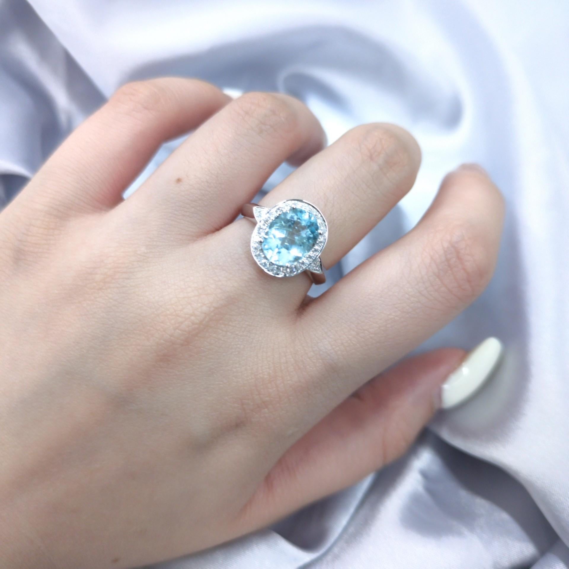 Moderno Anello con Paraiba e diamanti da 2,39 carati certificati IGI in oro bianco 18 carati in vendita
