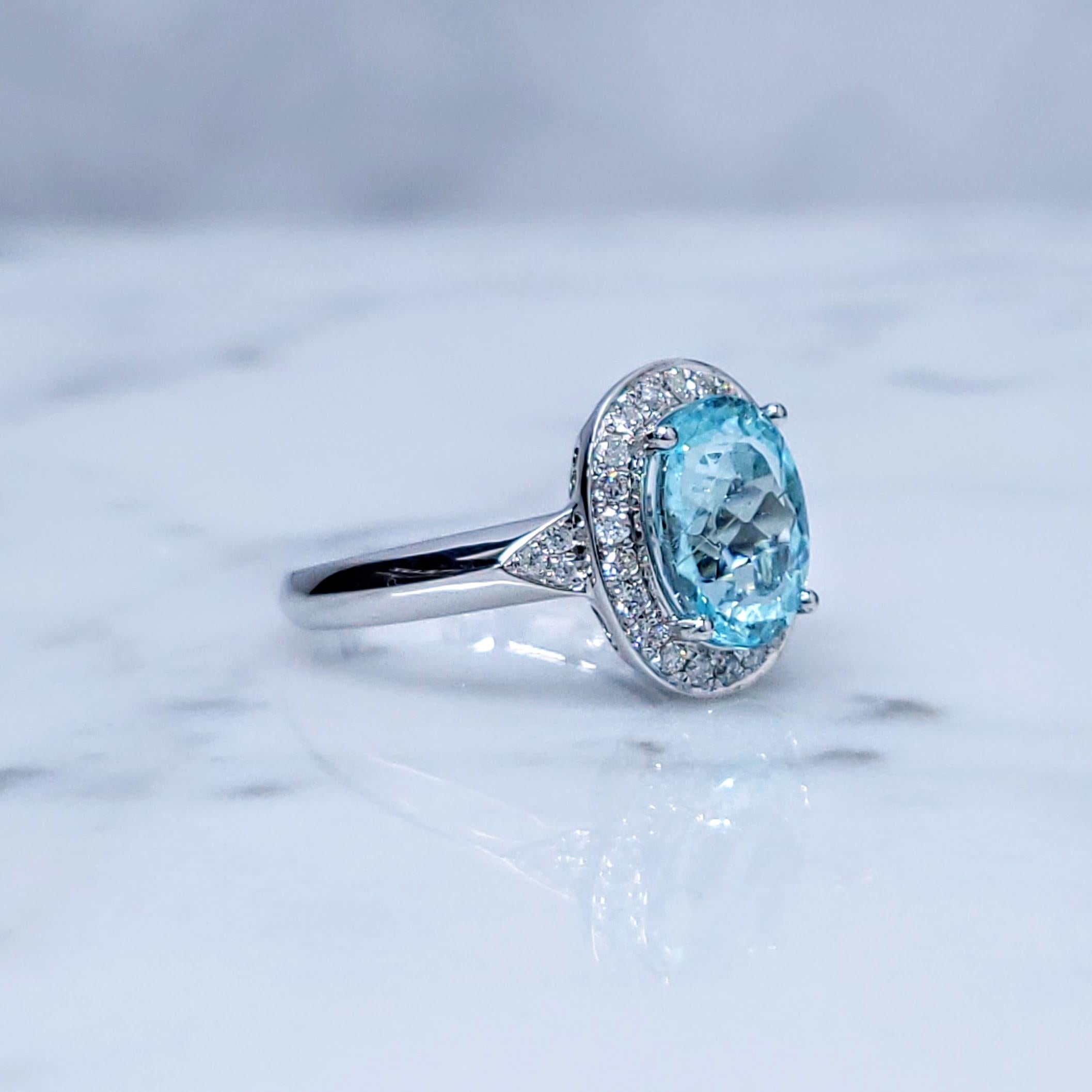 Taglio ovale Anello con Paraiba e diamanti da 2,39 carati certificati IGI in oro bianco 18 carati in vendita