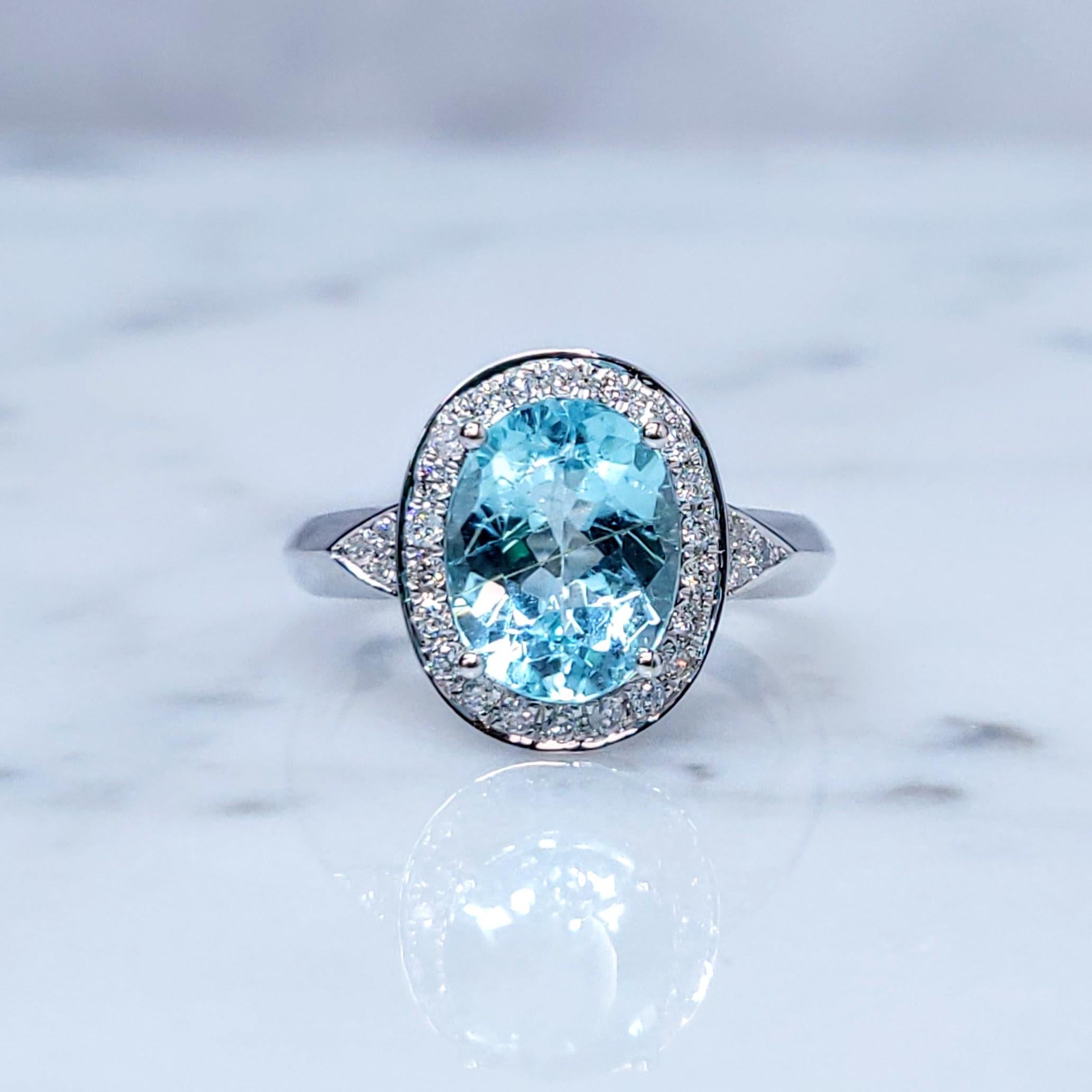 Anello con Paraiba e diamanti da 2,39 carati certificati IGI in oro bianco 18 carati In condizioni Nuovo in vendita a KOWLOON, HK
