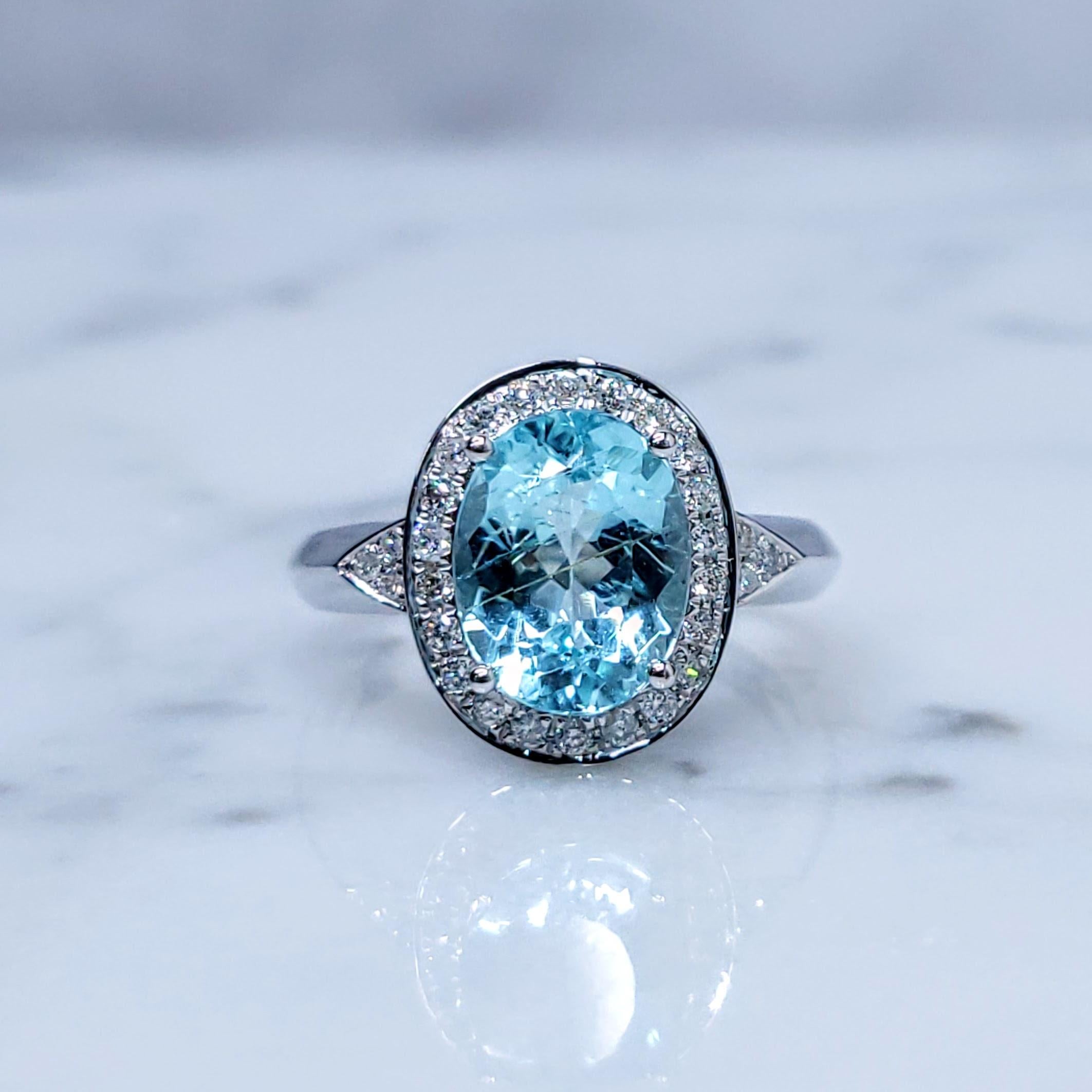 Donna Anello con Paraiba e diamanti da 2,39 carati certificati IGI in oro bianco 18 carati in vendita