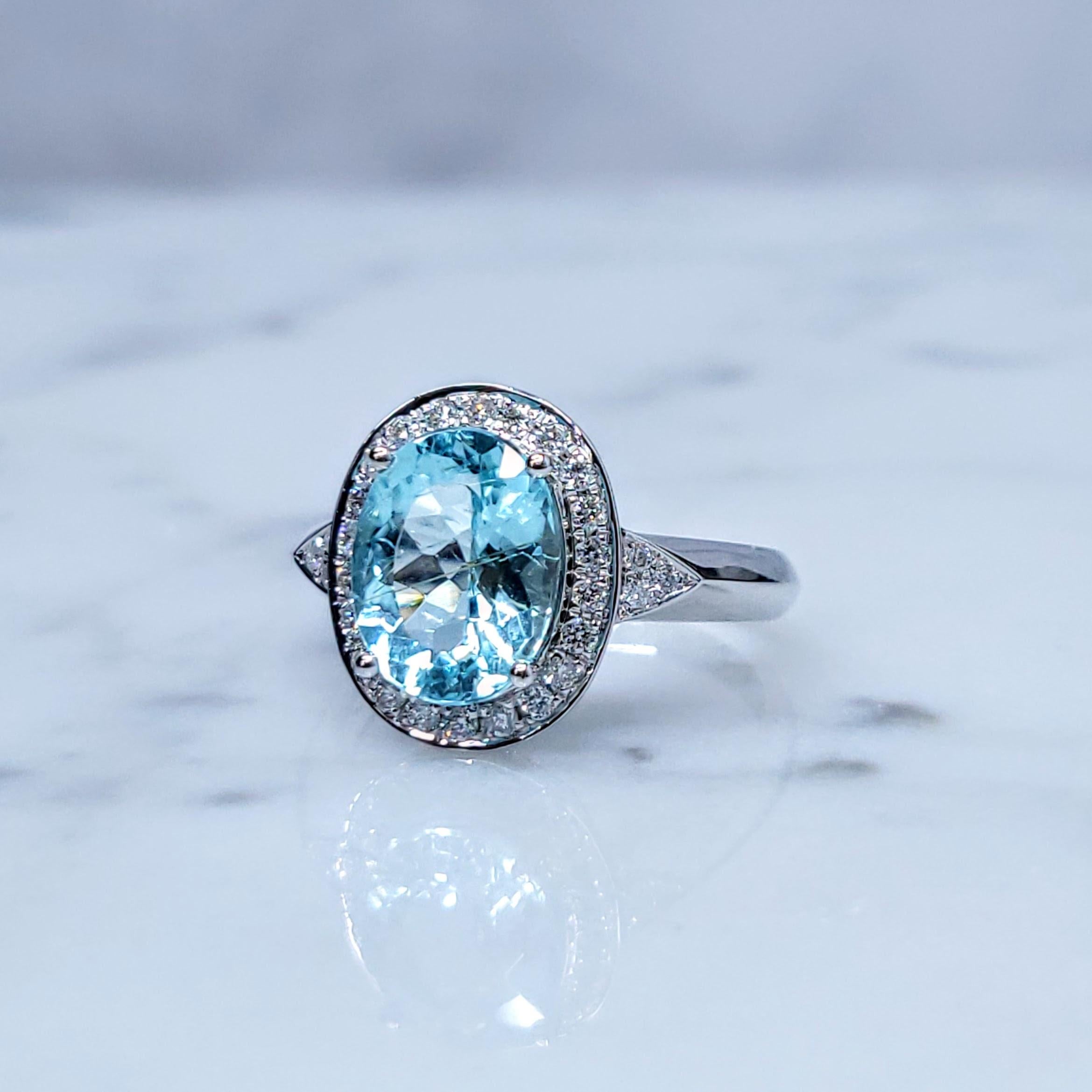 Anello con Paraiba e diamanti da 2,39 carati certificati IGI in oro bianco 18 carati in vendita 2
