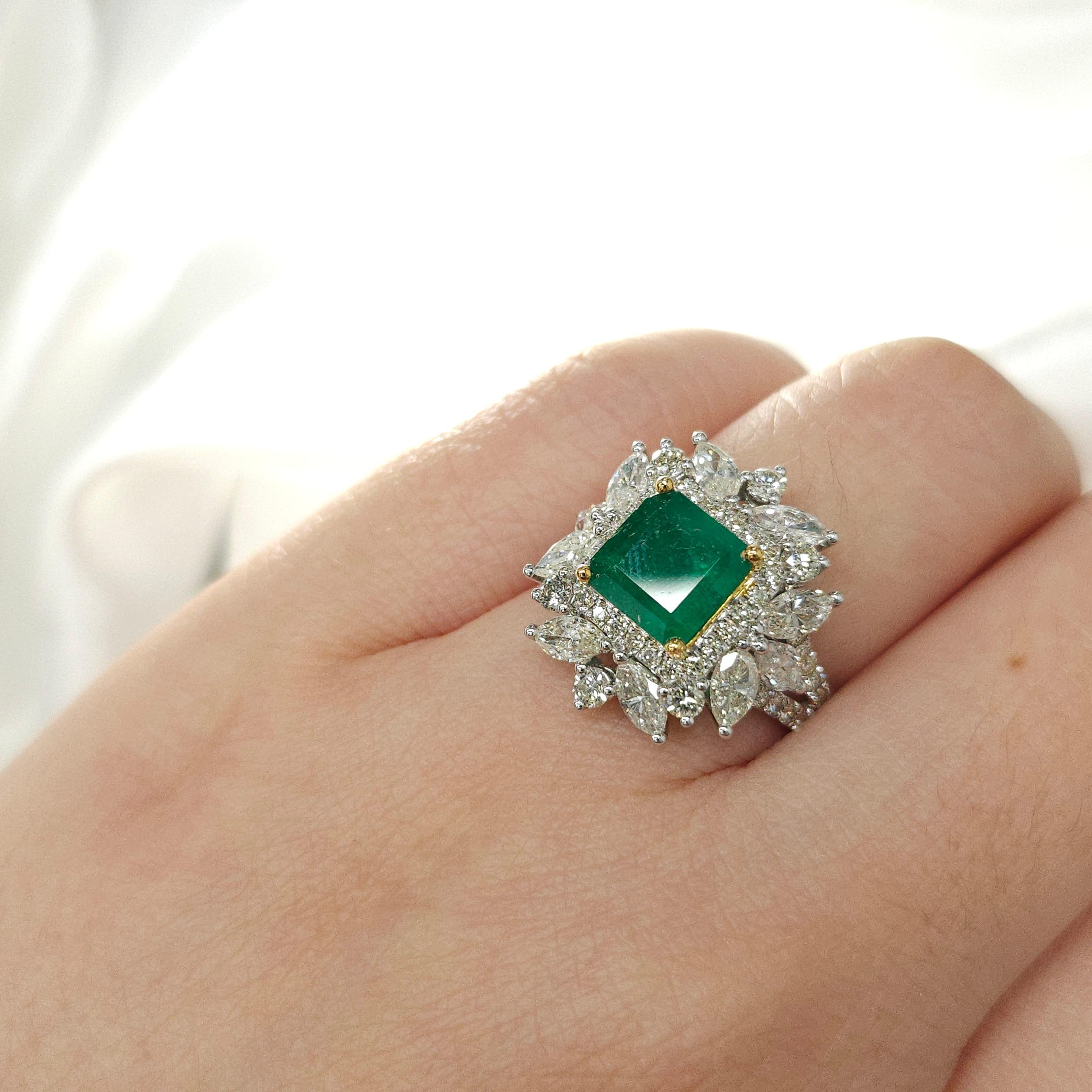 IGI certified 2.40 Carat Colombian Emerald & Diamond Ring  For Sale 5