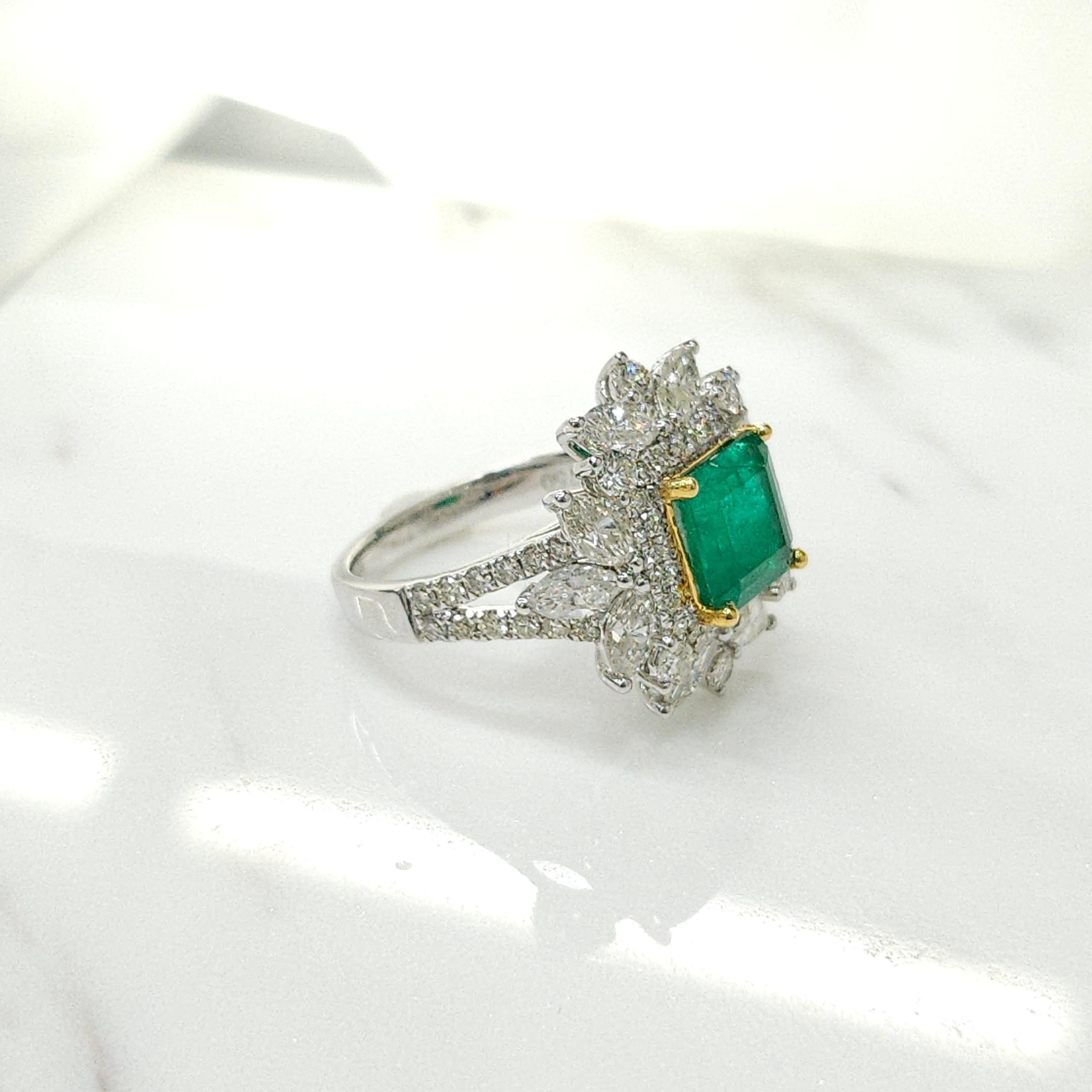 IGI certified 2.40 Carat Colombian Emerald & Diamond Ring In New Condition For Sale In KOWLOON, HK