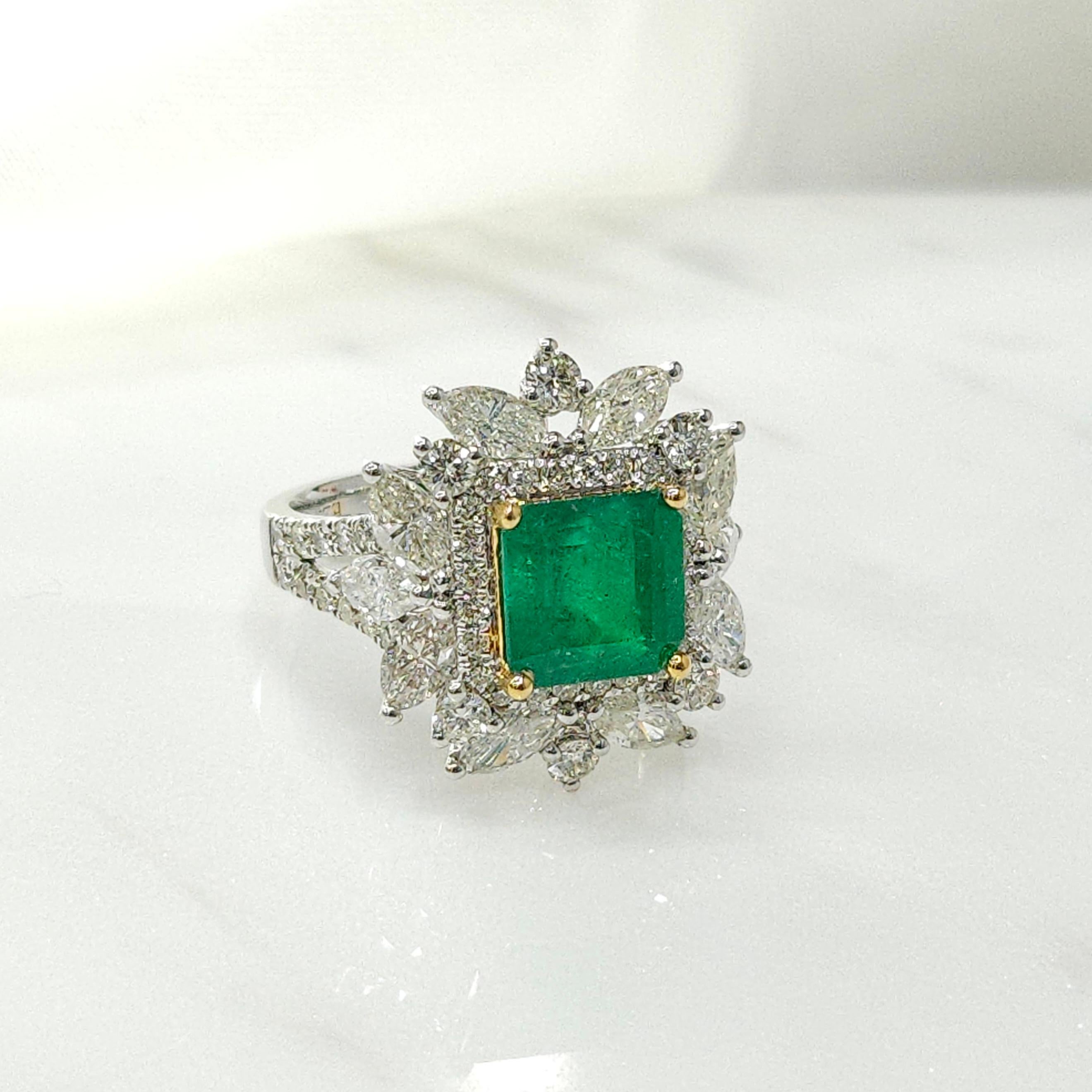 Women's IGI certified 2.40 Carat Colombian Emerald & Diamond Ring  For Sale