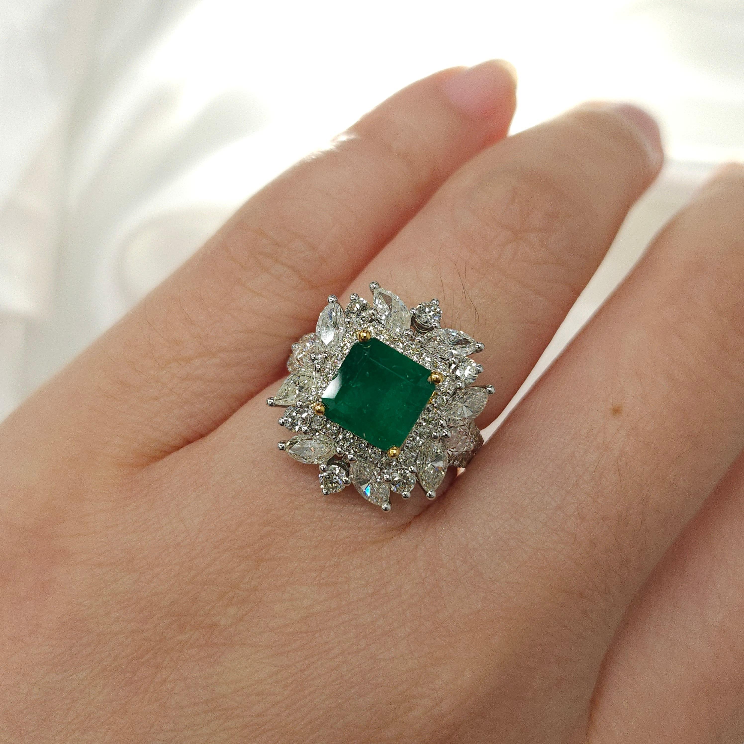 IGI certified 2.40 Carat Colombian Emerald & Diamond Ring  For Sale 2