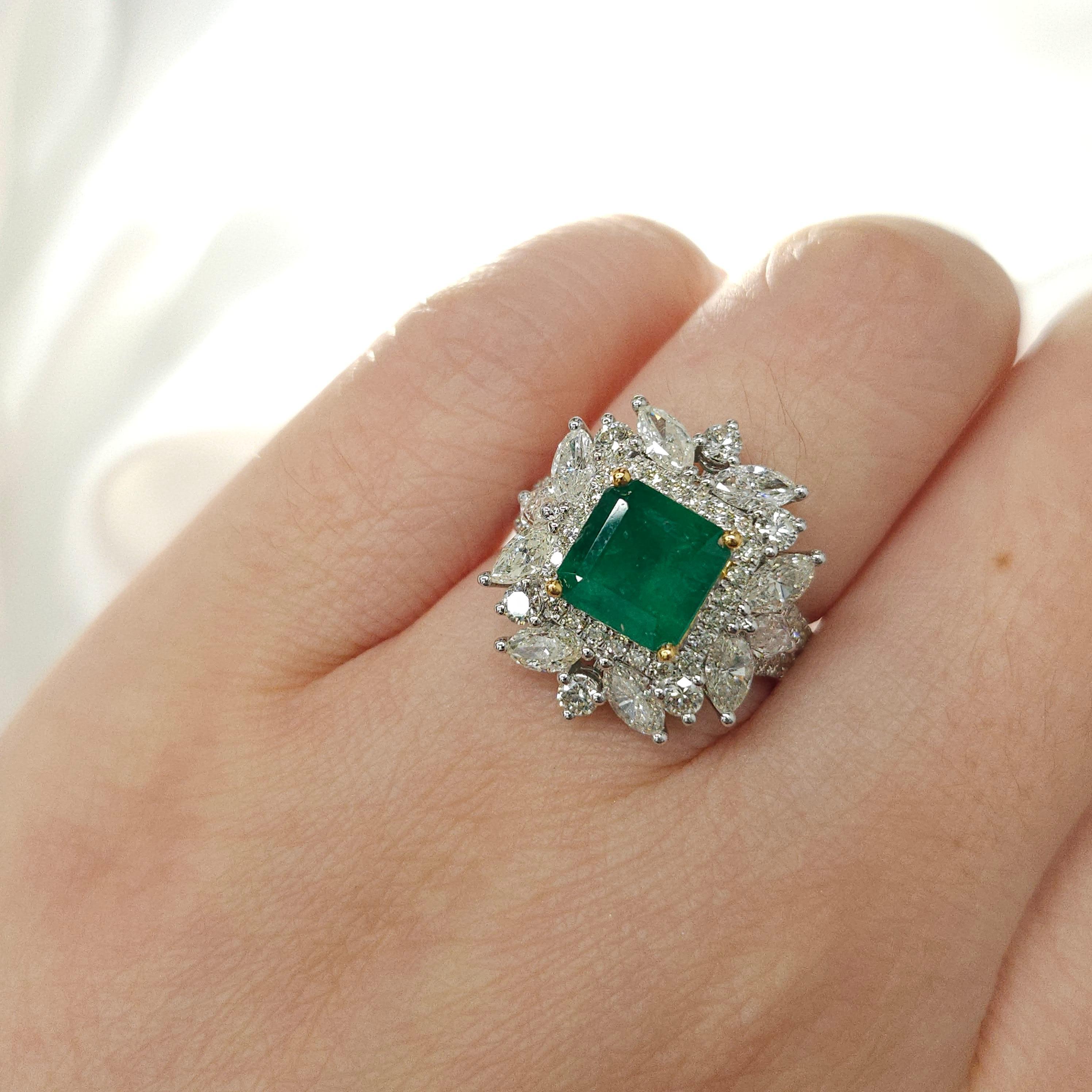 IGI certified 2.40 Carat Colombian Emerald & Diamond Ring  For Sale 3