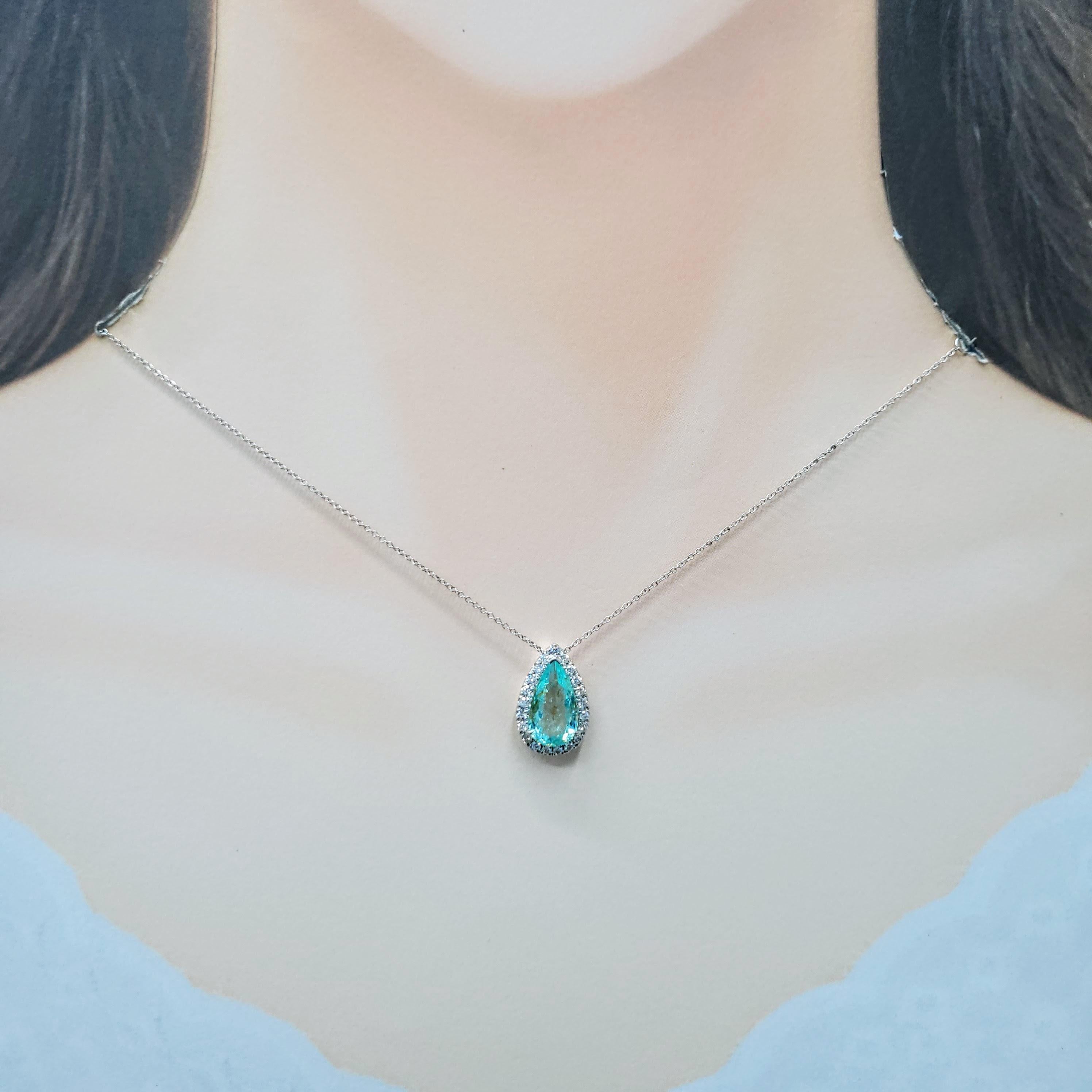 Questo pendente mozzafiato è una testimonianza di squisita maestria, con una tormalina Paraiba da 2,41 carati incastonata in un lussuoso oro bianco 18 carati. La gemma centrale, con la sua ambita tonalità verde-bluastra, è tagliata in un'elegante