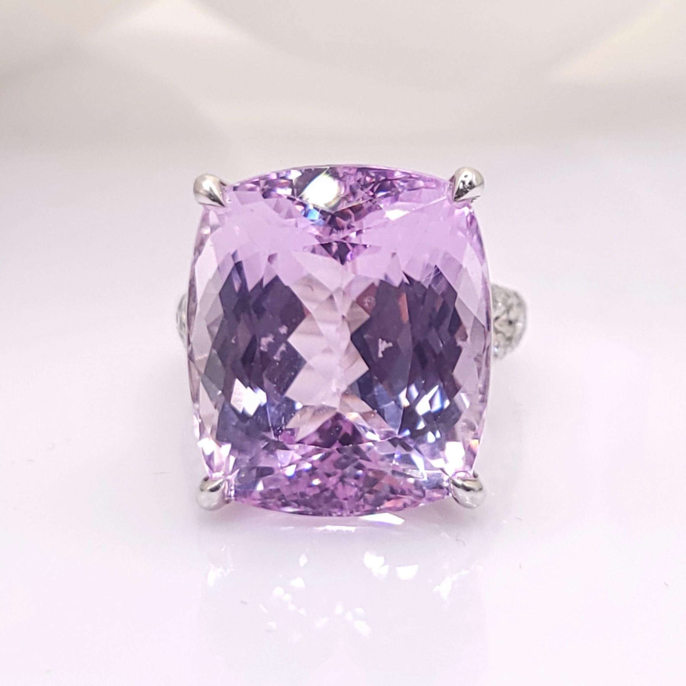 Moderne Bague en or blanc 18 carats certifiée IGI de 24,20 carats de kunzite et de diamants en vente