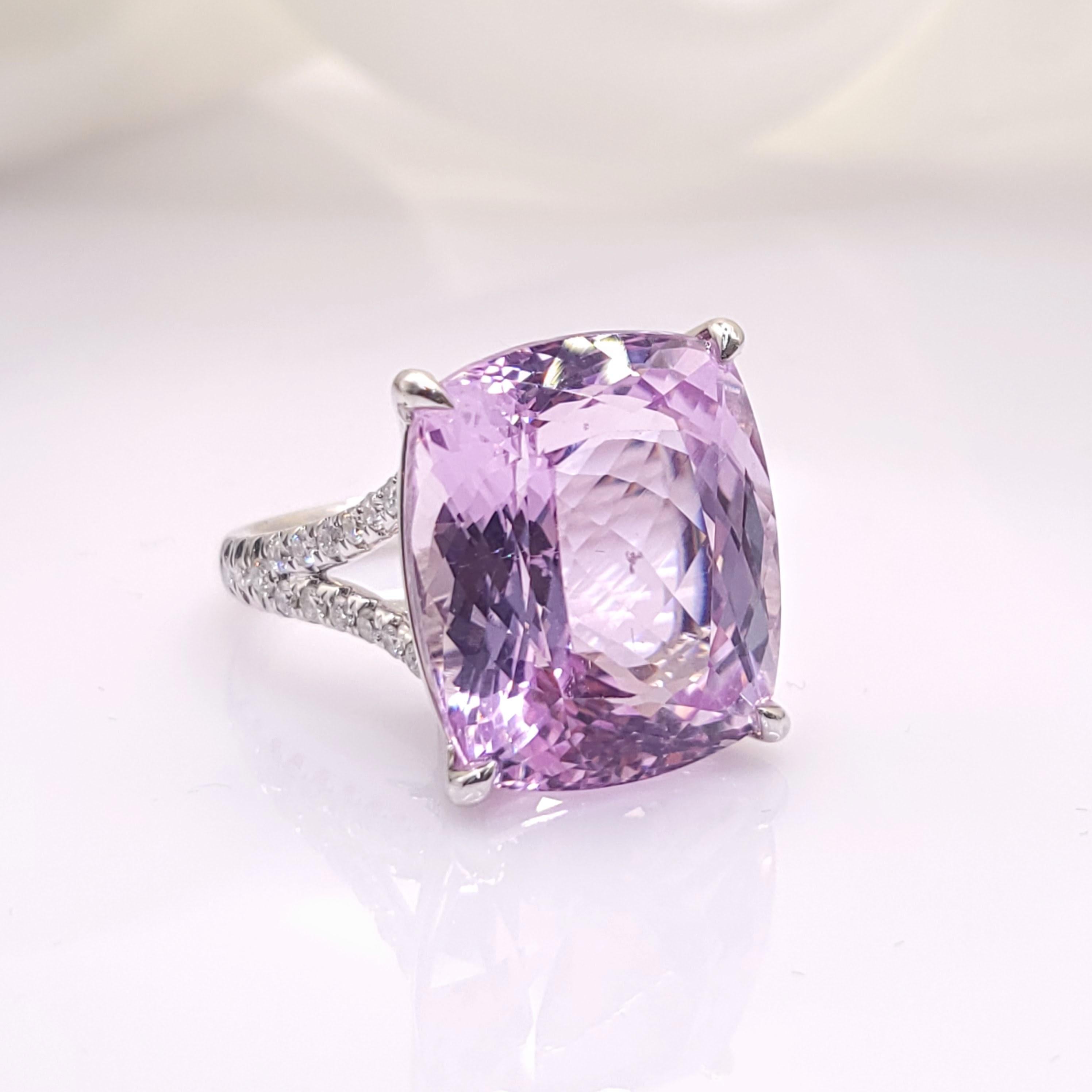 Taille coussin Bague en or blanc 18 carats certifiée IGI de 24,20 carats de kunzite et de diamants en vente