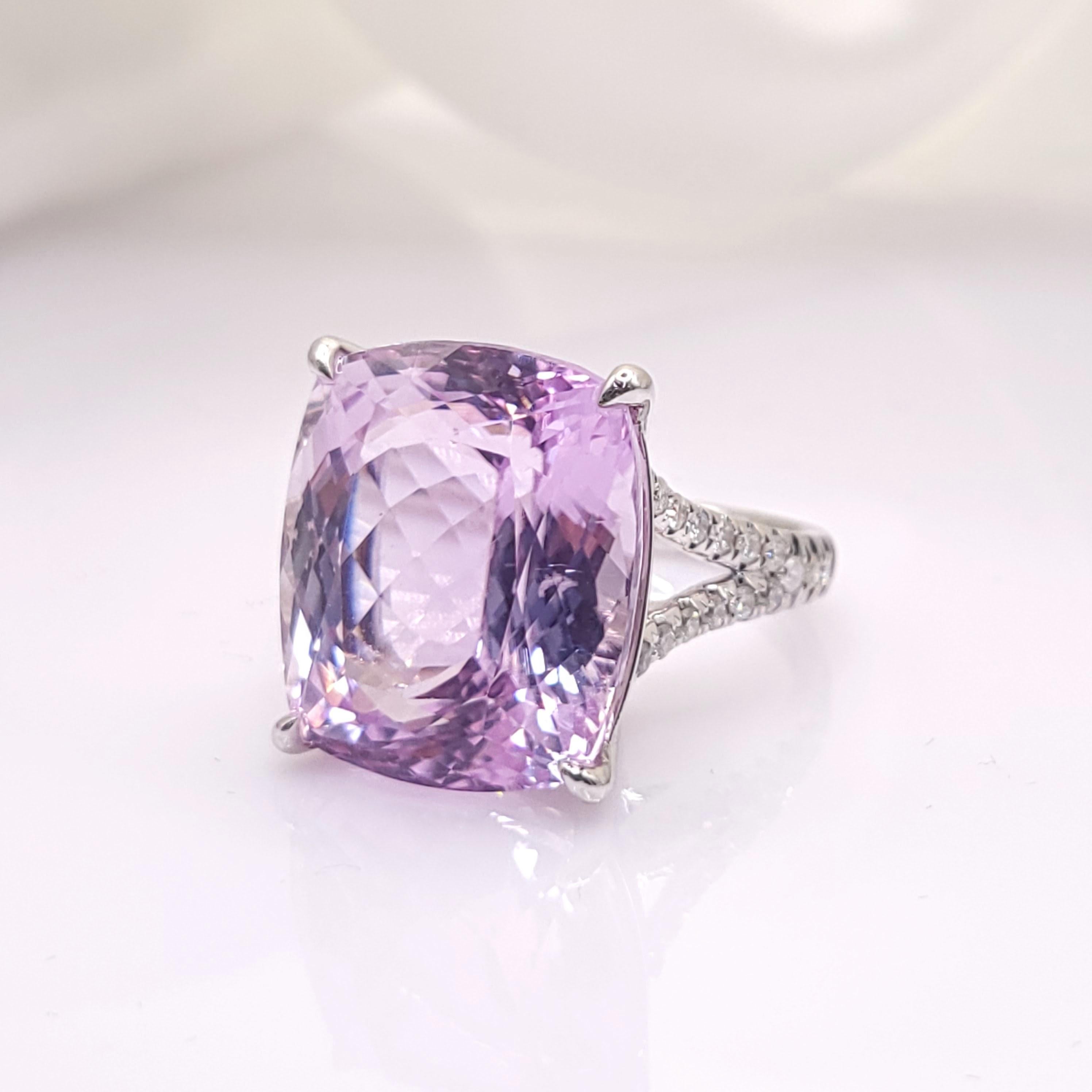 Bague en or blanc 18 carats certifiée IGI de 24,20 carats de kunzite et de diamants Neuf - En vente à KOWLOON, HK