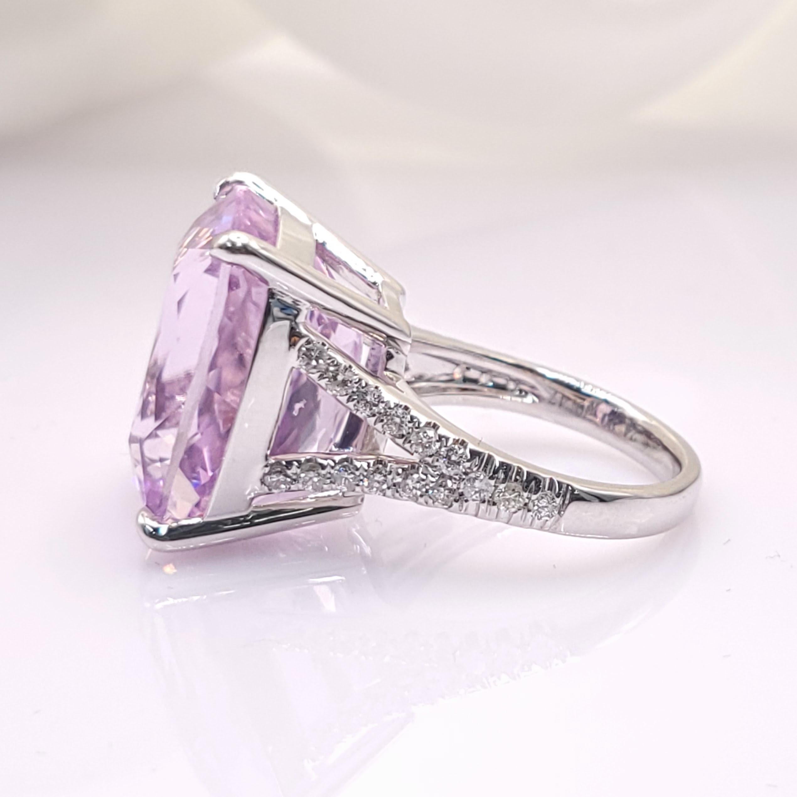 Bague en or blanc 18 carats certifiée IGI de 24,20 carats de kunzite et de diamants Pour femmes en vente