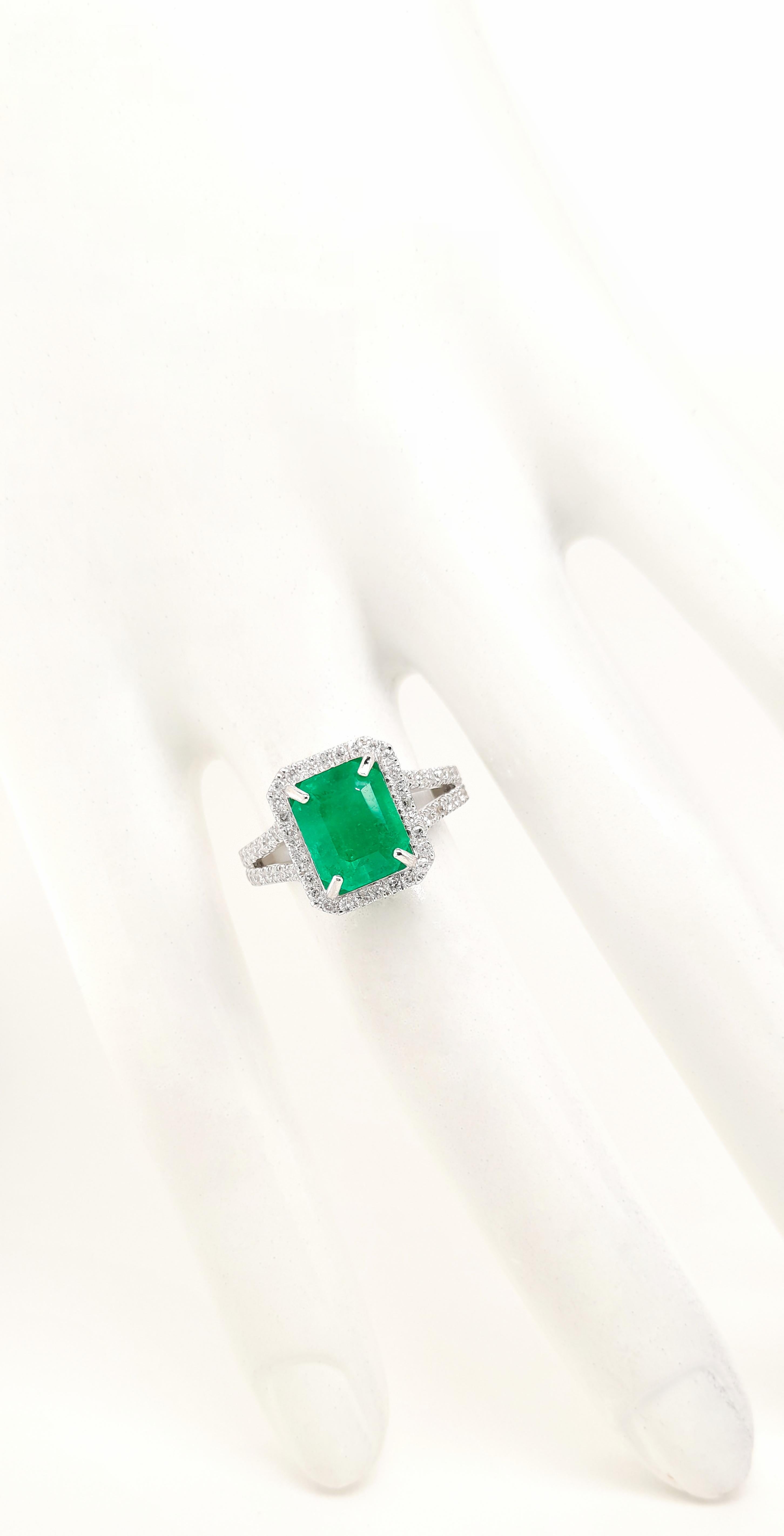 Emerald Cut IGI Certified 2.44ct Natural Emerald & 0.61ct Natural Diamonds Gold Ring For Sale