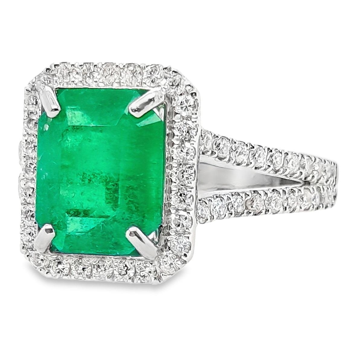 IGI Certified 2.44ct Natural Emerald & 0.61ct Natural Diamonds Gold Ring In New Condition For Sale In Hong Kong, HK