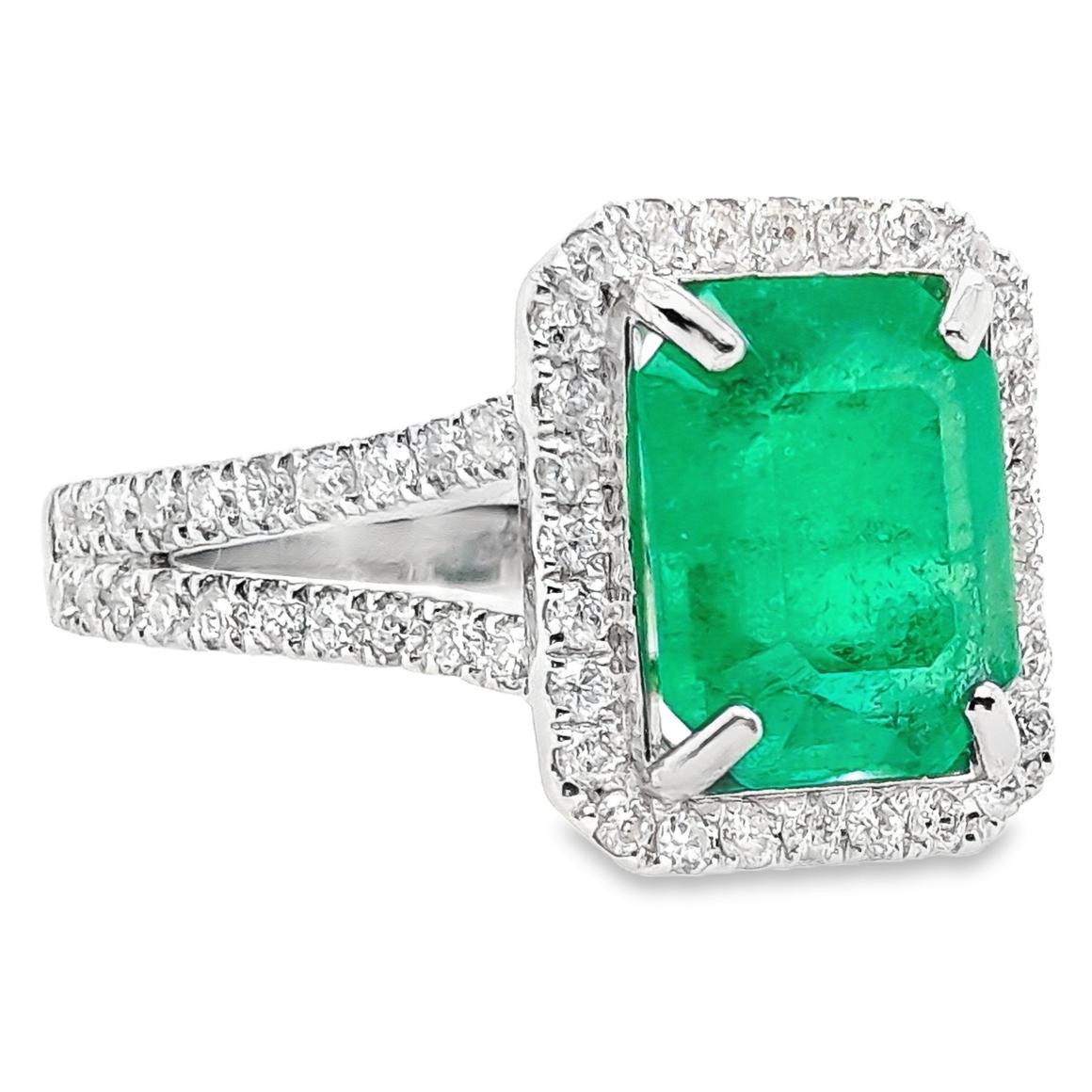 IGI Certified 2.44ct Natural Emerald & 0.61ct Natural Diamonds Gold Ring For Sale 1