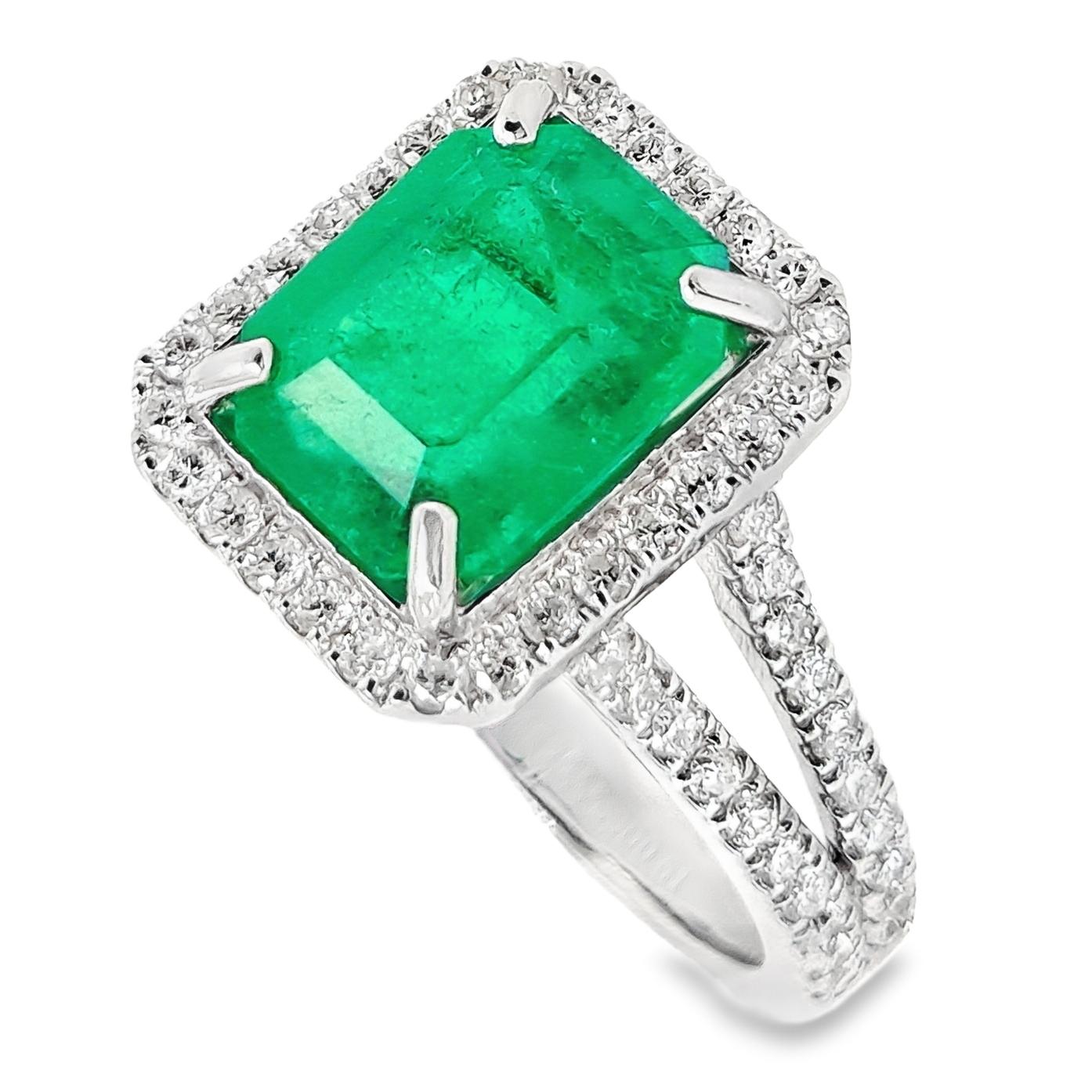 IGI Certified 2.44ct Natural Emerald & 0.61ct Natural Diamonds Gold Ring For Sale 2