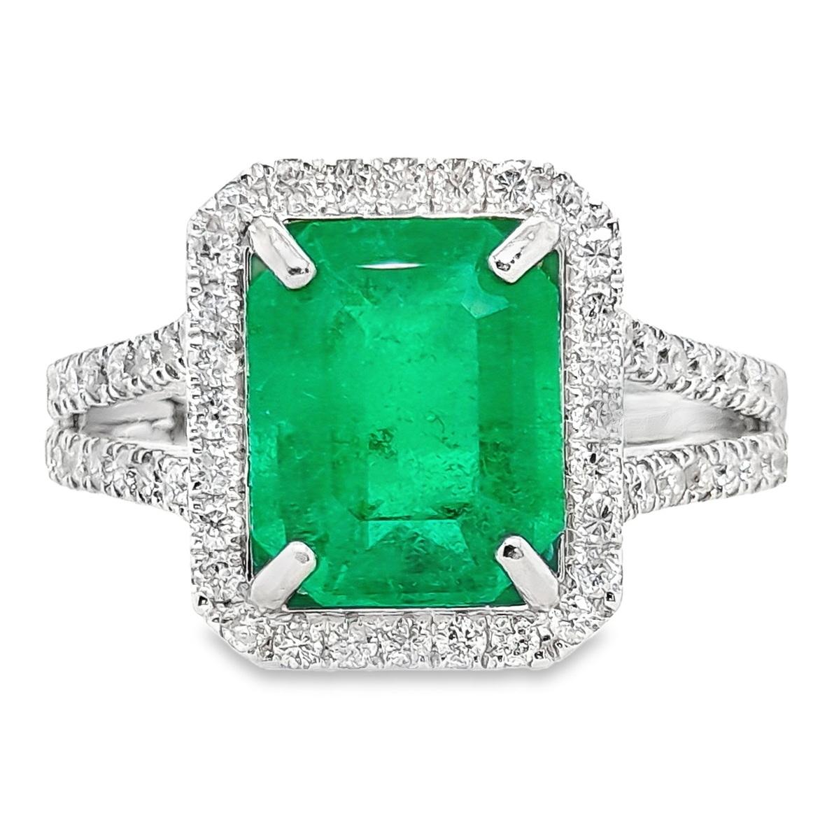 IGI Certified 2.44ct Natural Emerald & 0.61ct Natural Diamonds Gold Ring For Sale 3