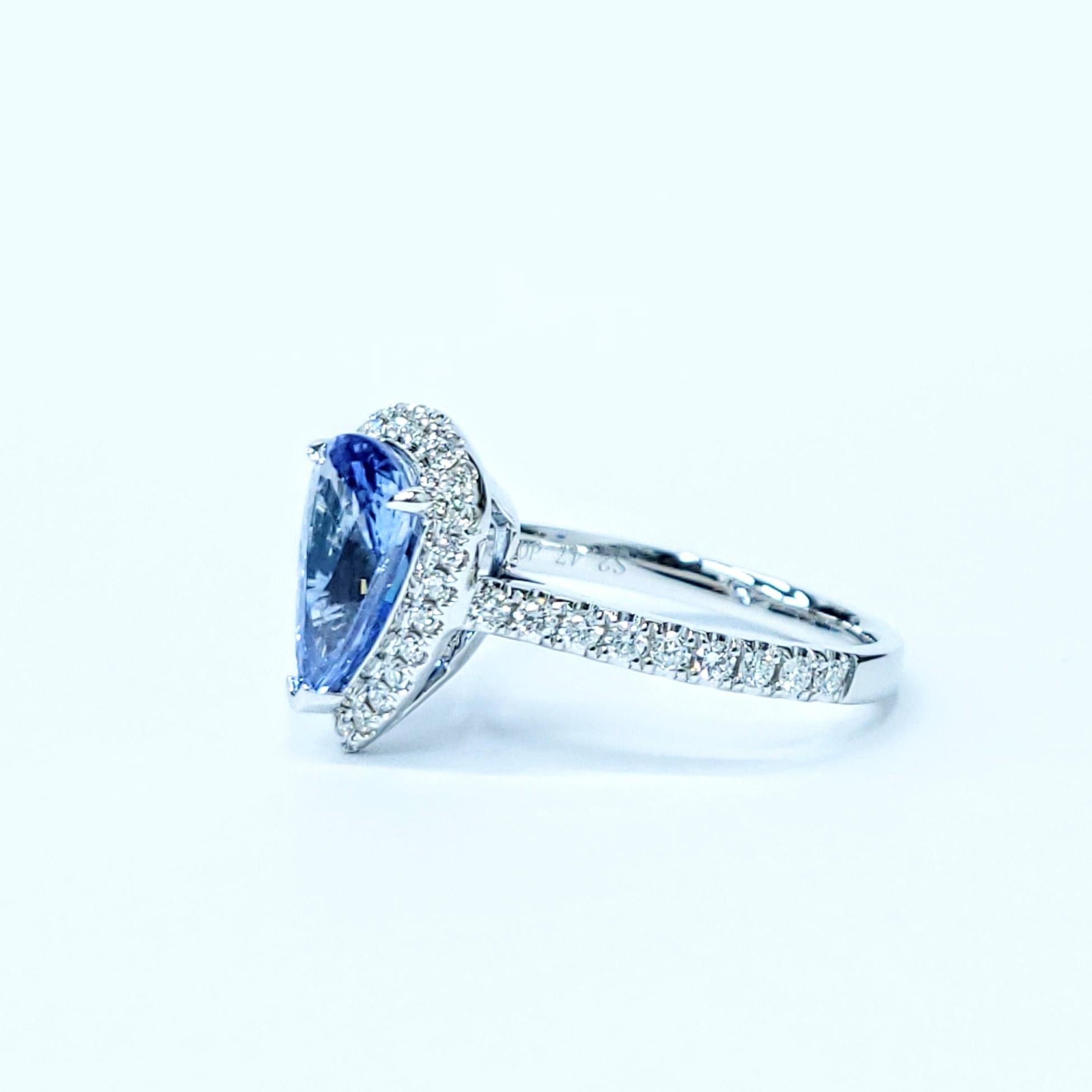 IGI Certified 2.47 Carat Blue Sapphire & Diamond Ring in 18K White Gold In New Condition For Sale In KOWLOON, HK