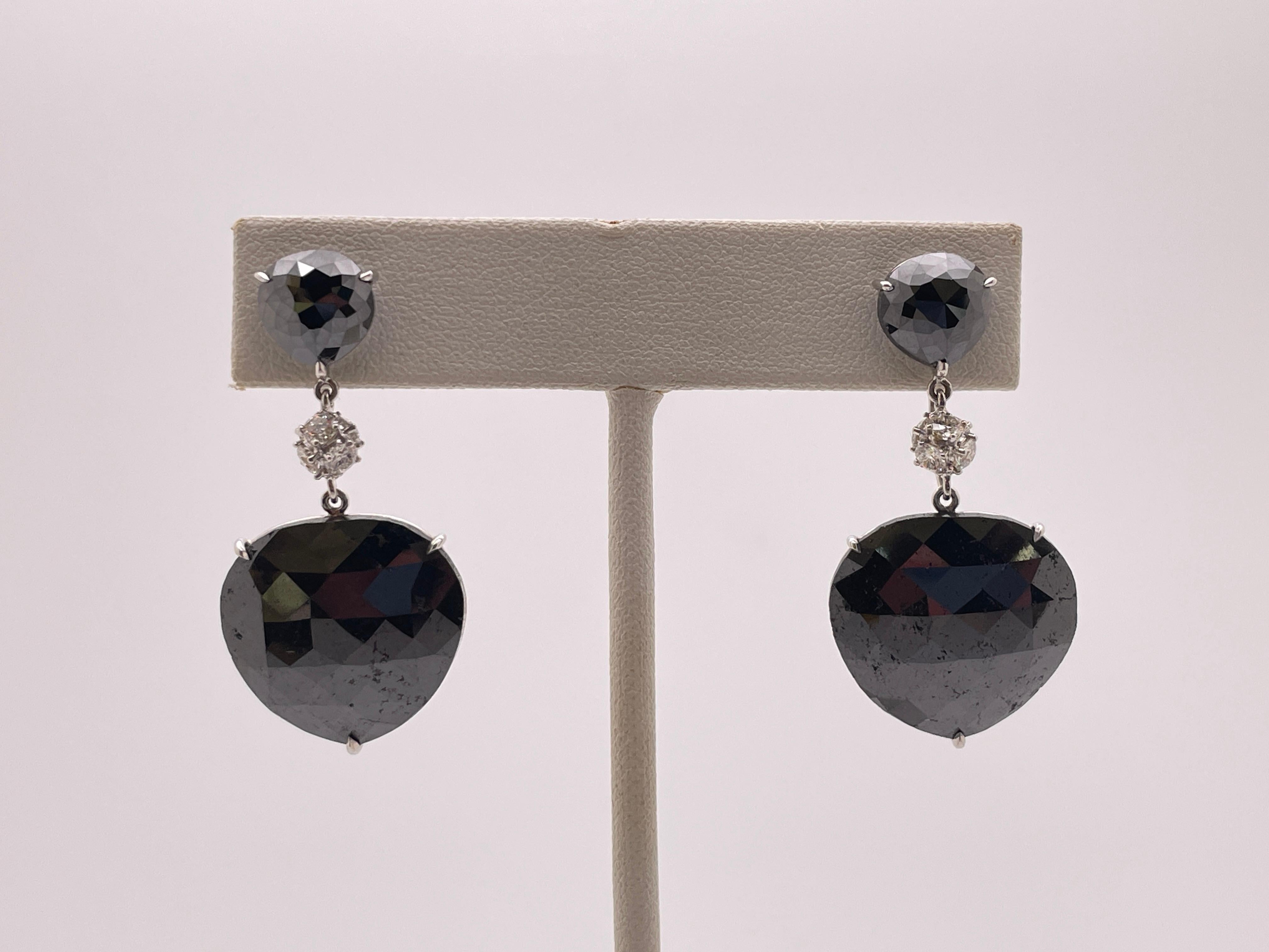 Ein außergewöhnliches Paar IGI-zertifizierte Ohrringe aus 18 Karat Weißgold mit natürlichen schwarzen Diamanten. Montiert mit zwei birnenförmigen schwarzen Naturdiamanten im Rosenschliff, jeder mit einem Gewicht von 9,70 CT und den Maßen 19,75 x