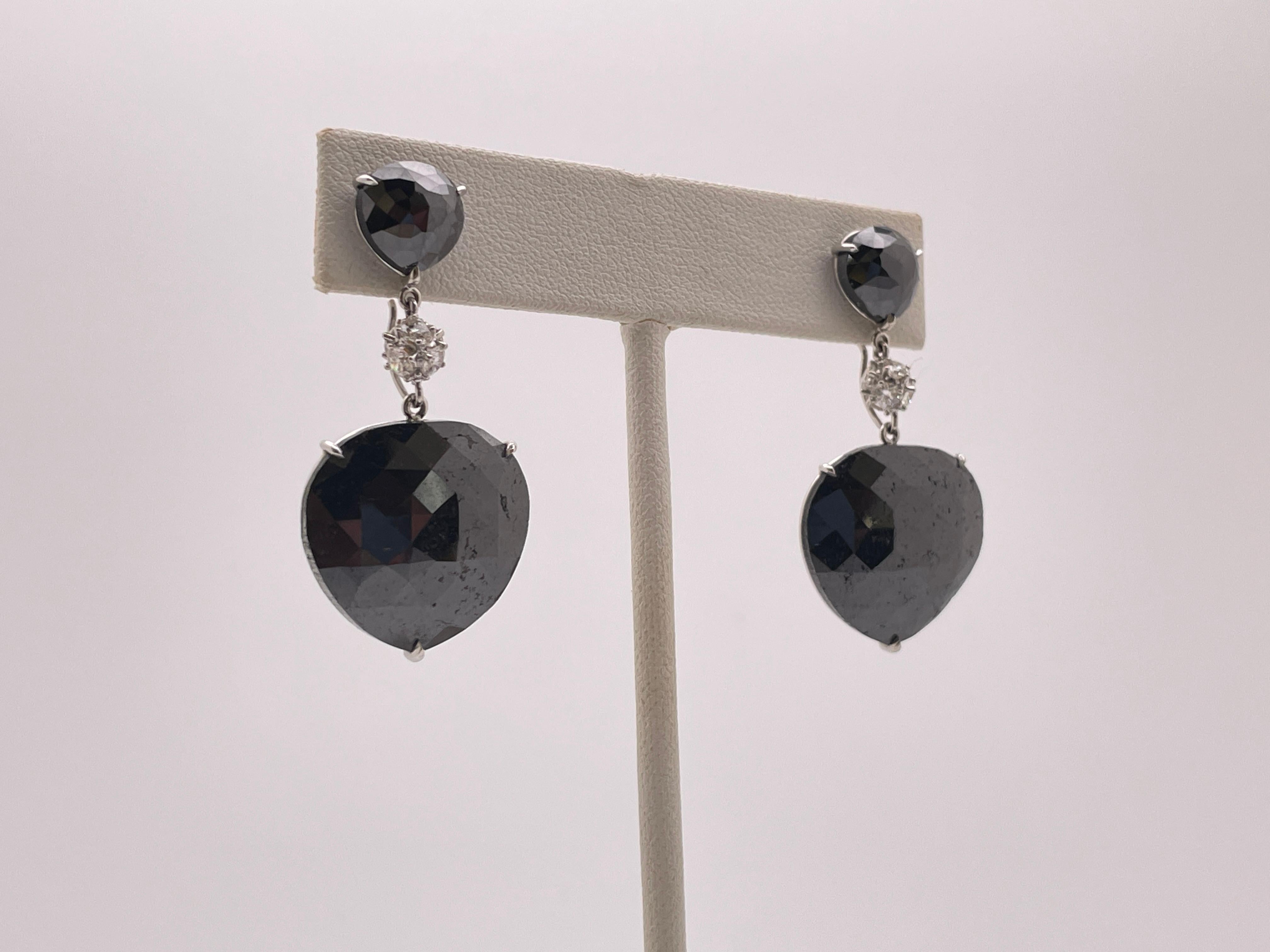 Un extraordinario par de pendientes de diamante negro natural de oro blanco de 18 quilates con certificado IGI. Montado con dos diamantes negros naturales talla rosa en forma de pera, cada uno de los cuales pesa 9,70 TC y mide 19,75 x 20,25 x 4,00