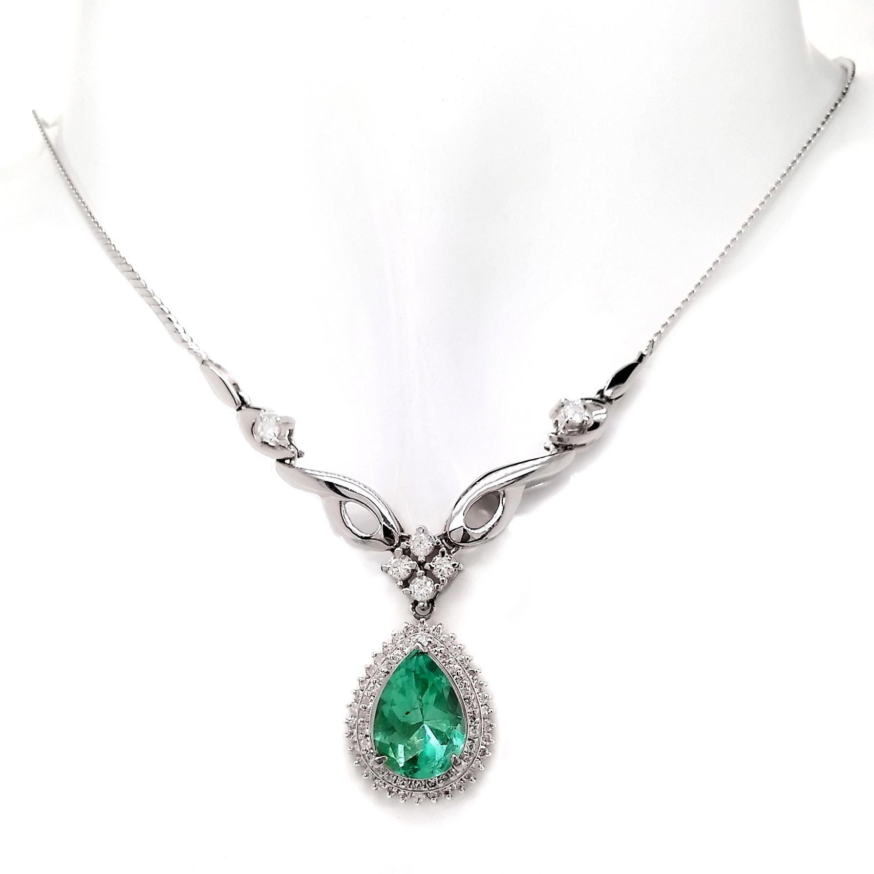 Pear Cut IGI Certified 2.51ct Colombia Emerald and 0.76ct Natural Diamonds Necklace For Sale