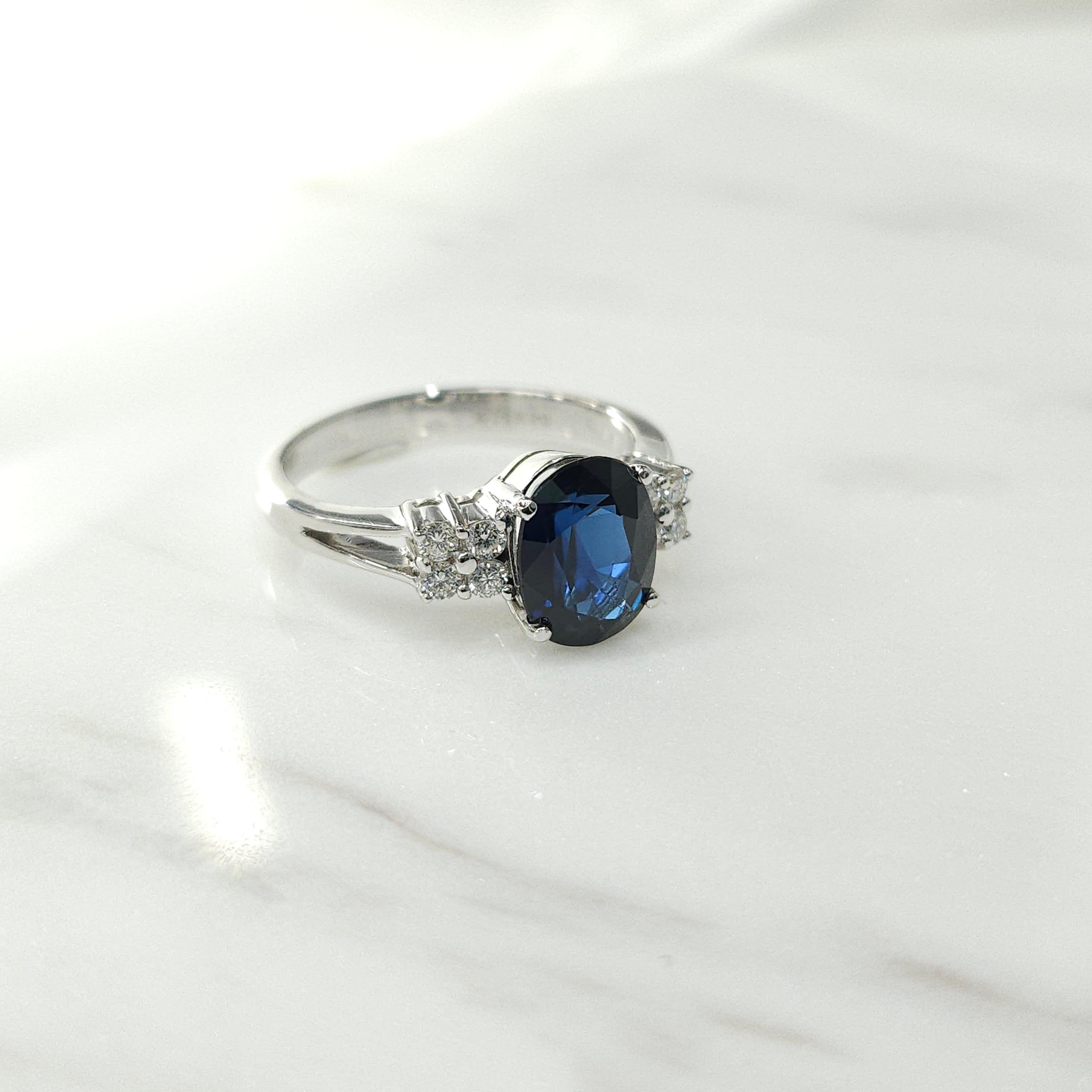 Modern IGI Certified 2.58 Carat No Heat Blue Sapphire Ceylon Ring in 18K White Gold For Sale