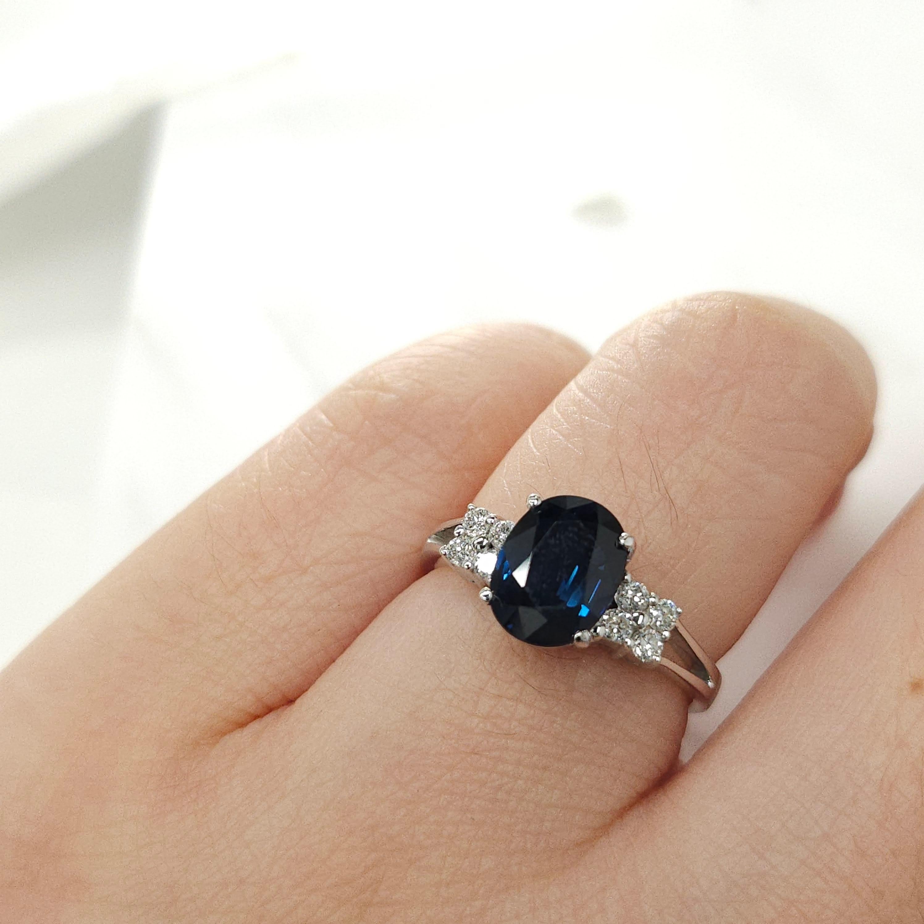 IGI Certified 2.58 Carat No Heat Blue Sapphire Ceylon Ring in 18K White Gold In New Condition For Sale In KOWLOON, HK
