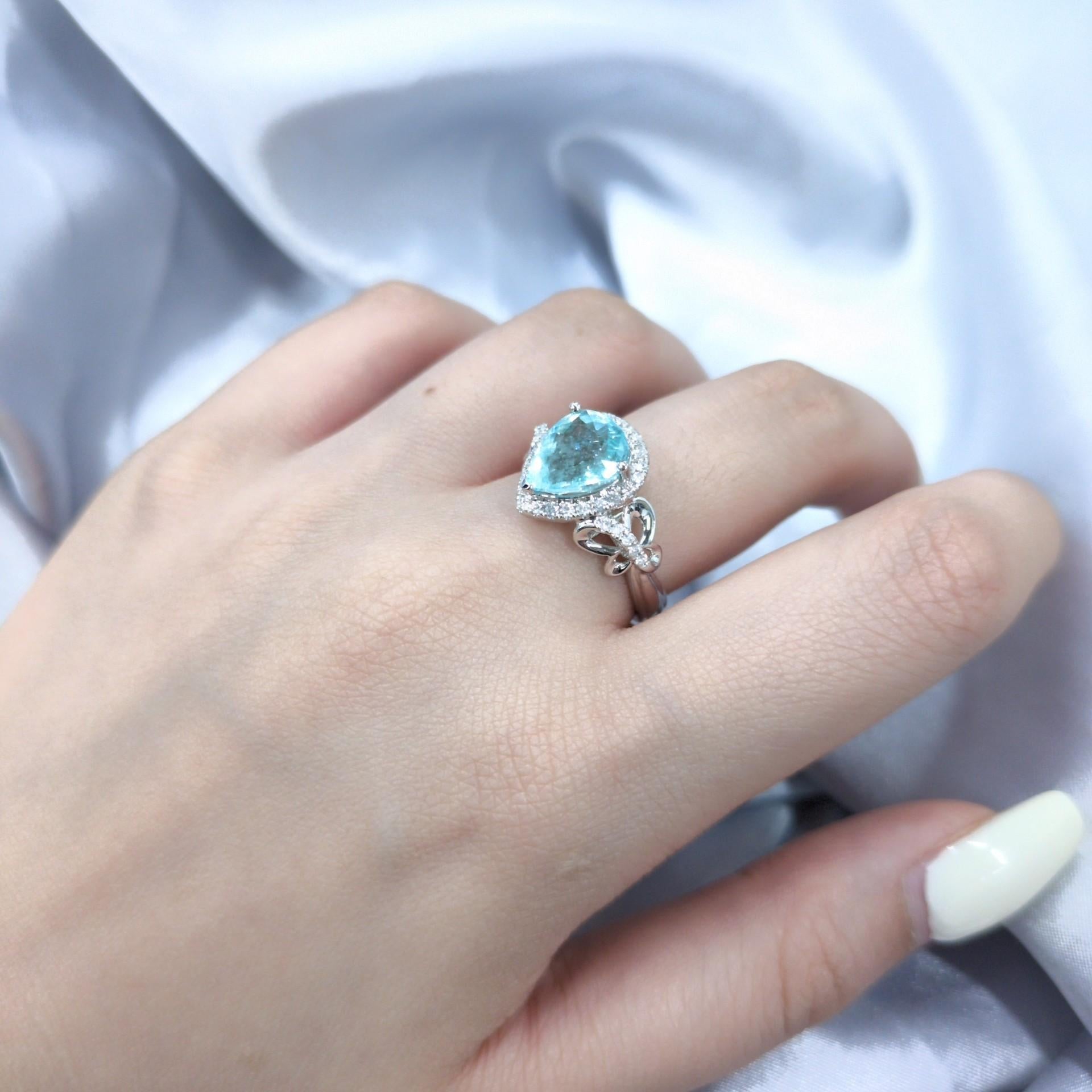 Donna Anello con Paraiba e Diamante certificato IGI da 2,60 carati in oro bianco 18 carati in vendita