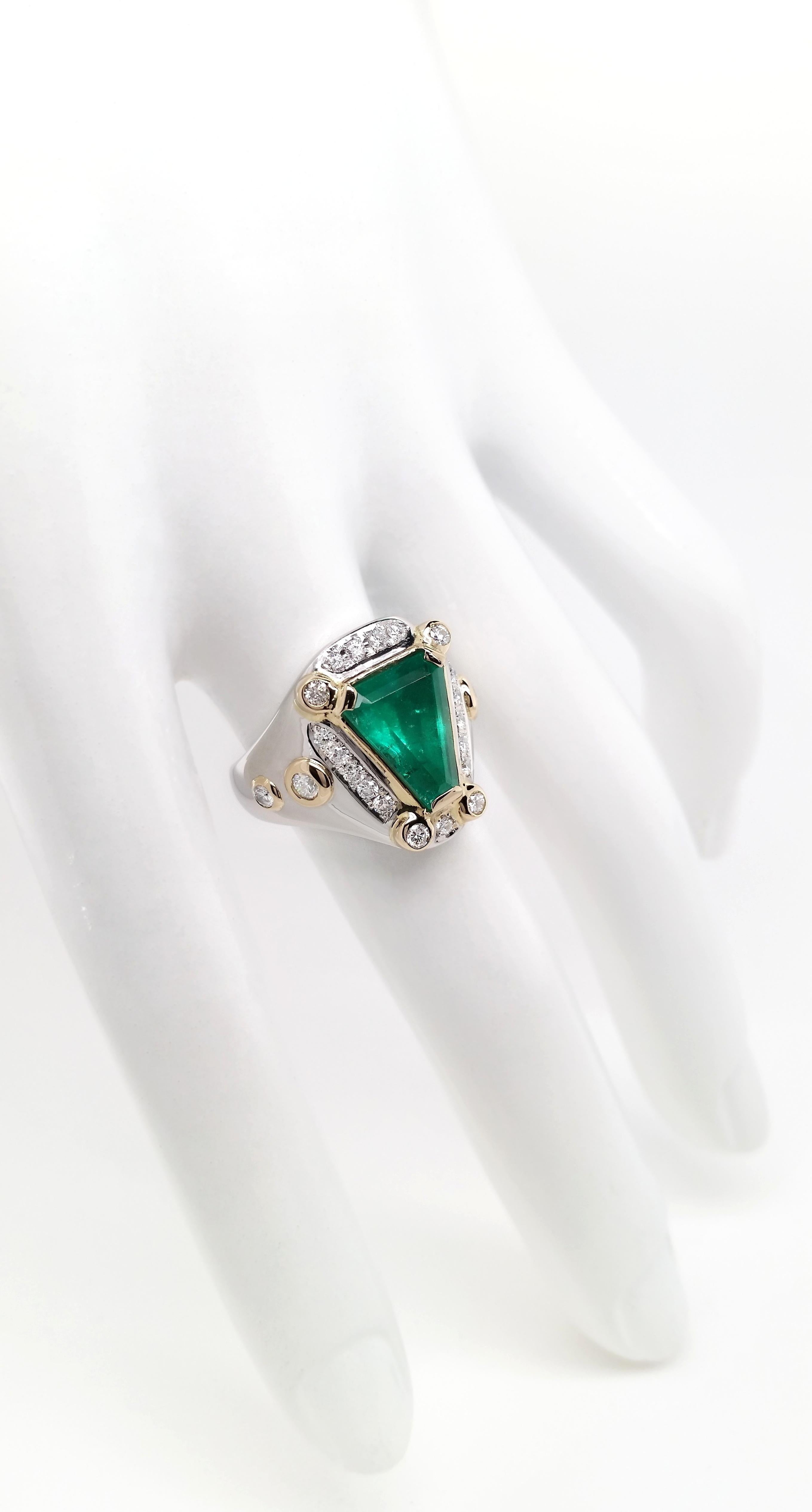 Hexagon Cut IGI Certified 2.62ct Colombia Emerald 0.58ct Natural Diamond Gold &Platinum Ring